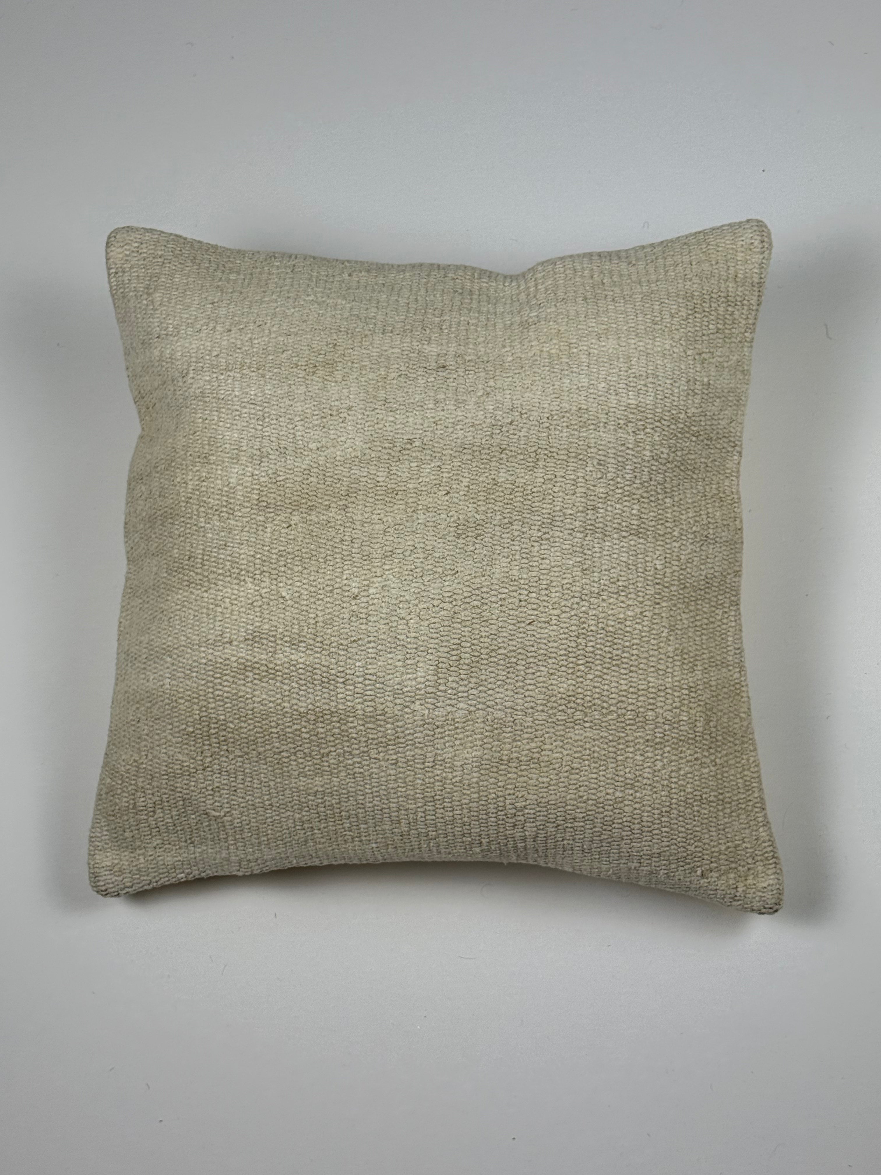 Kelim pudebetræk 40x40 i beige, håndsyet af vintage kelimtæppe
