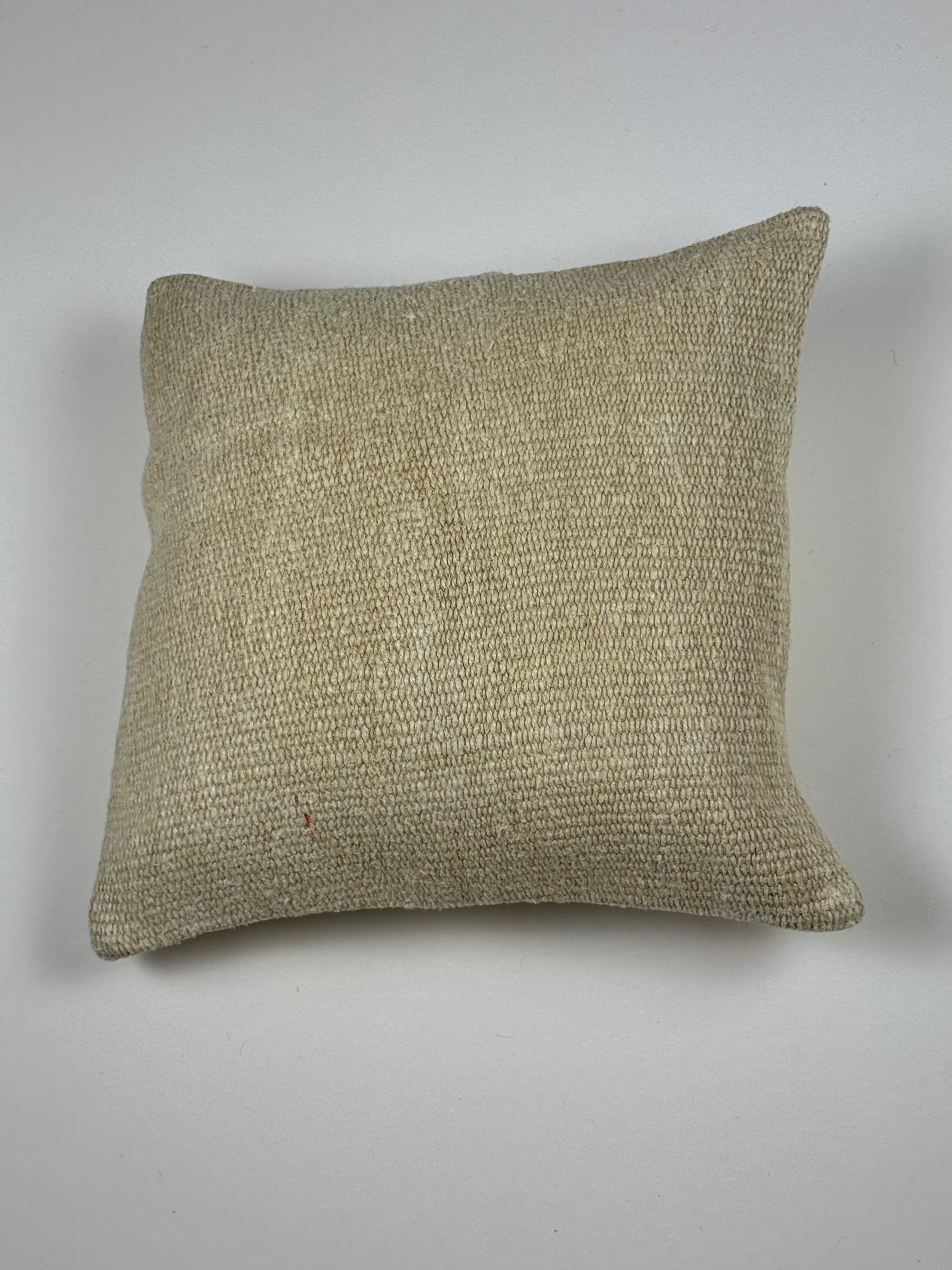 Kelim pudebetræk 40x40 i beige og sand, håndsyet af vintage kelimtæppe
