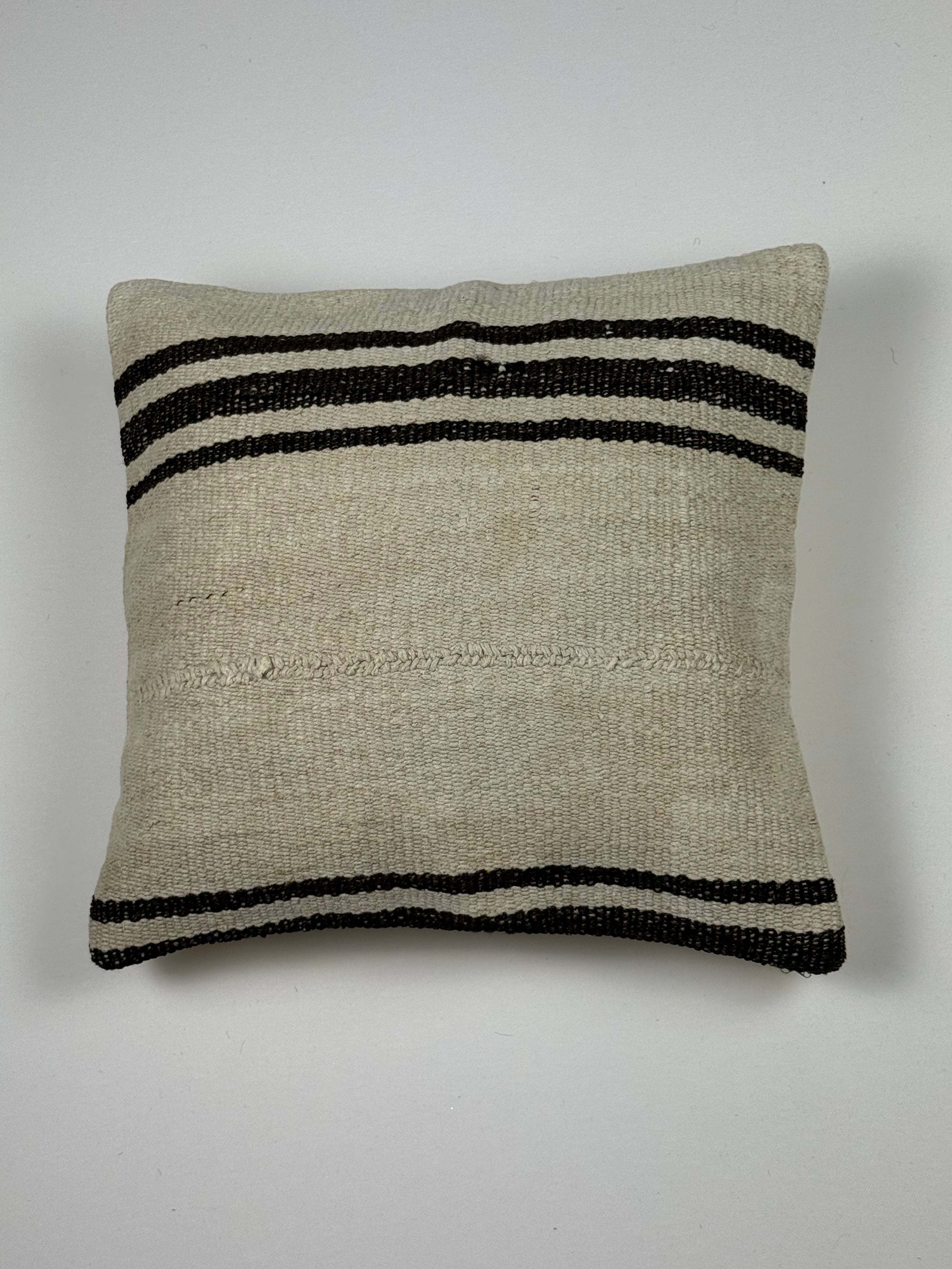 Kelim pudebetræk 40x40 i beige med sorte striber, håndsyet af vintage kelimtæppe