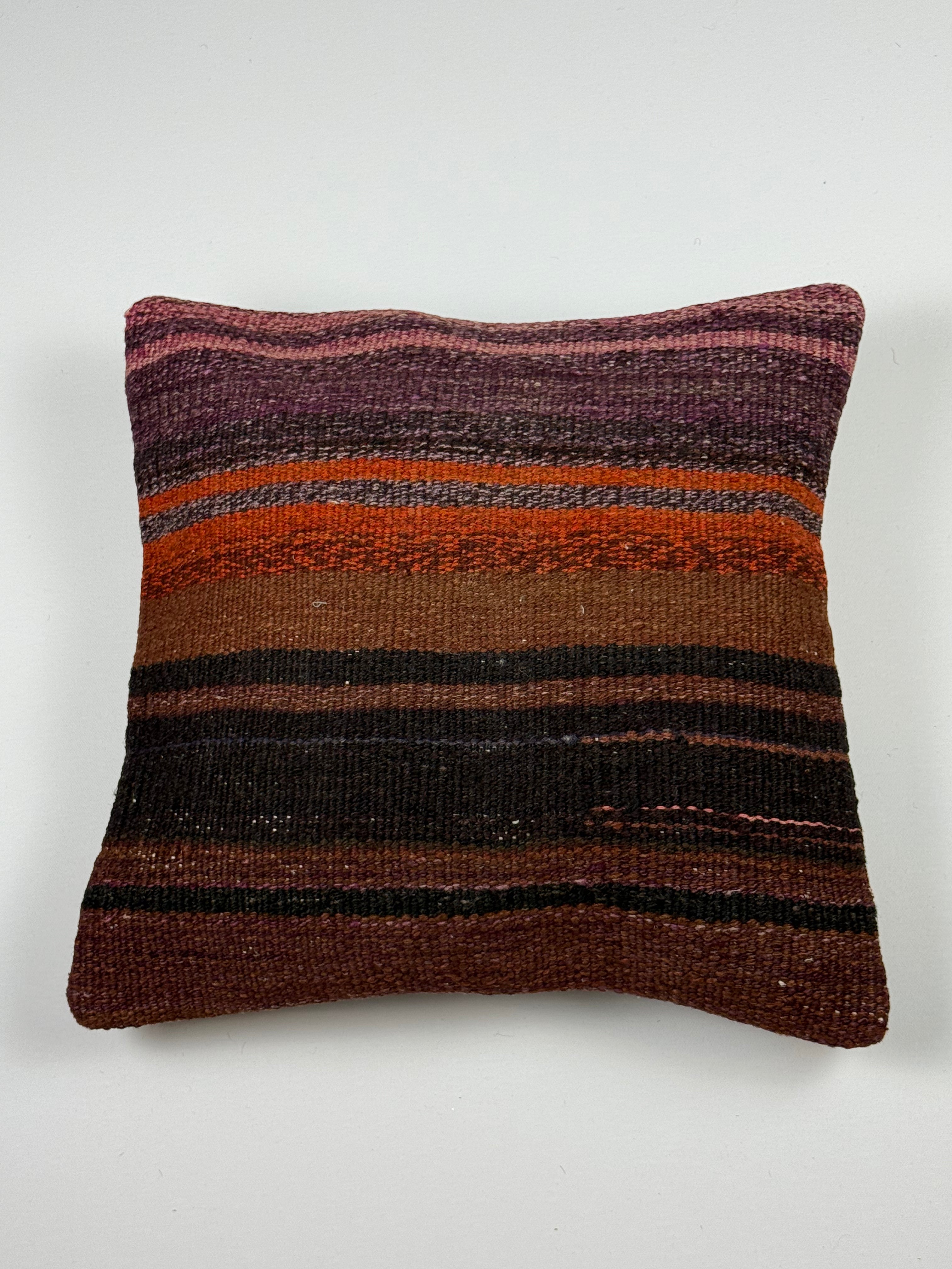 Kelim pudebetræk 40x40 i brun, sort, orange og lilla, håndsyet af vintage kelimtæppe