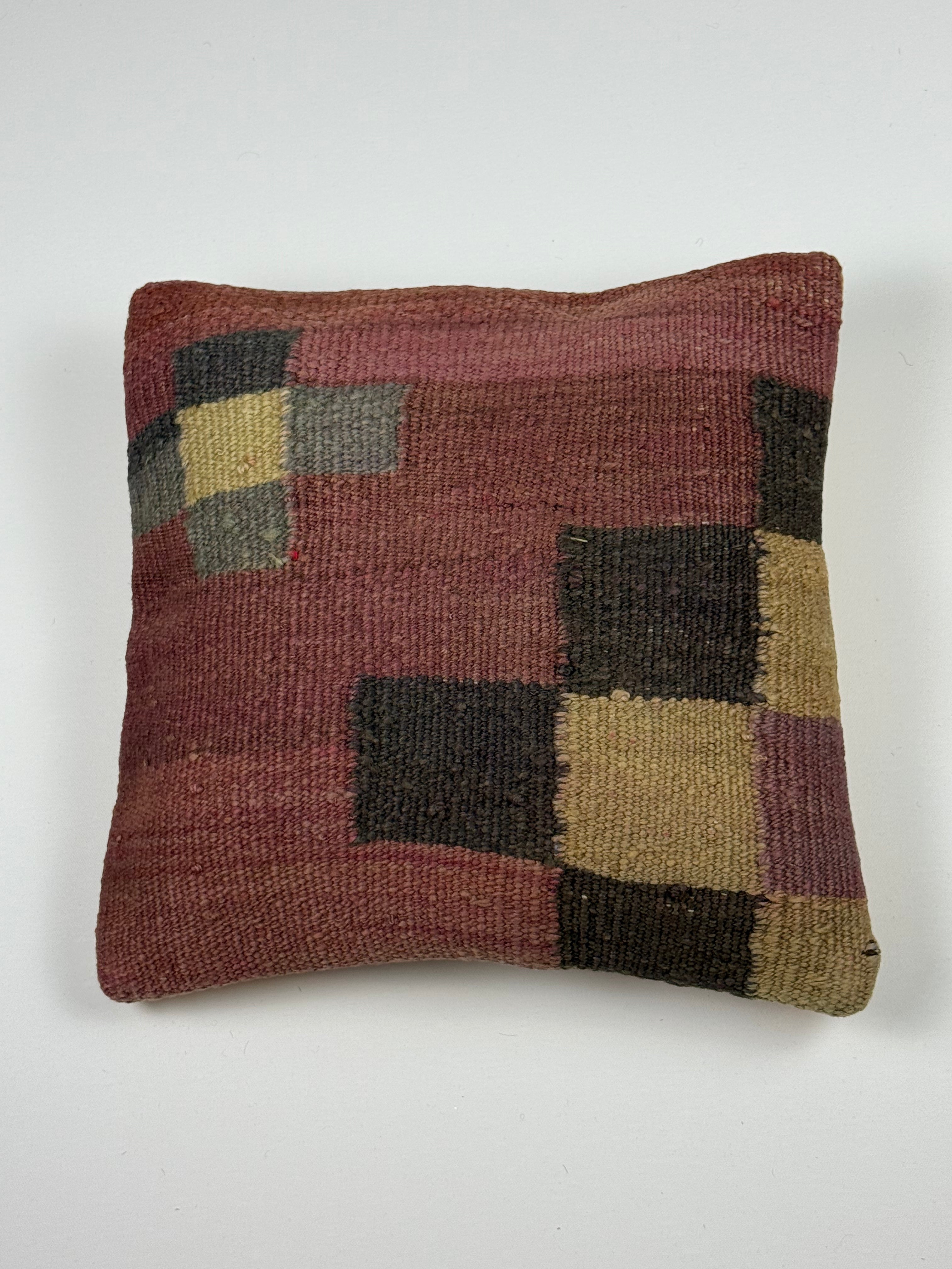 Kelim pudebetræk 40x40 i rød, lilla, sort og brun, håndsyet af vintage kelimtæppe