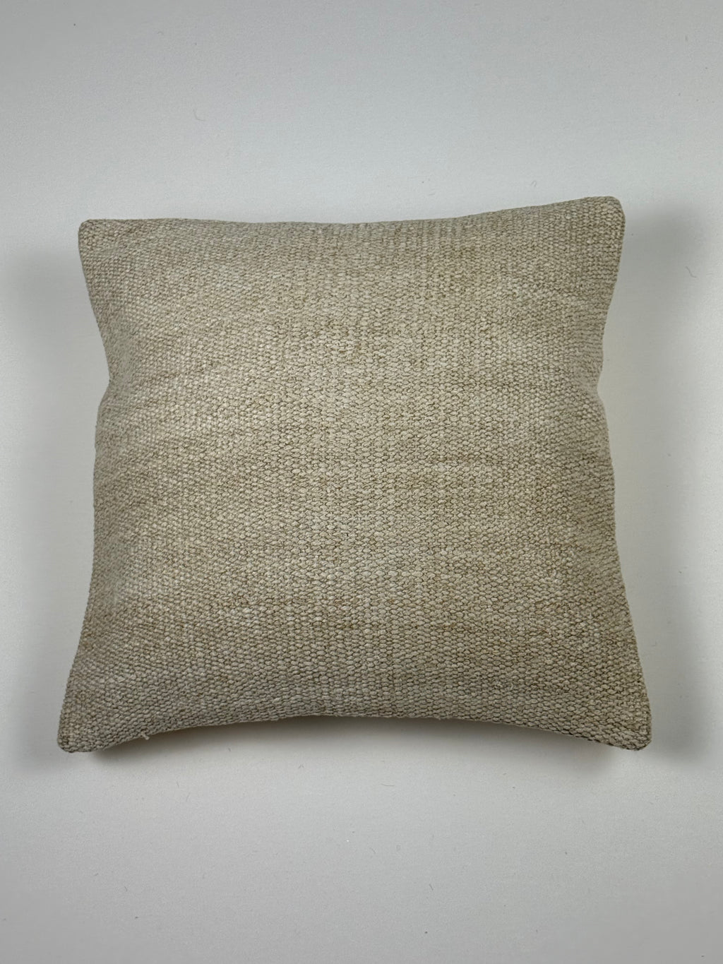 Kelim pudebetræk 40x40 i beige, håndsyet af vintage kelimtæppe
