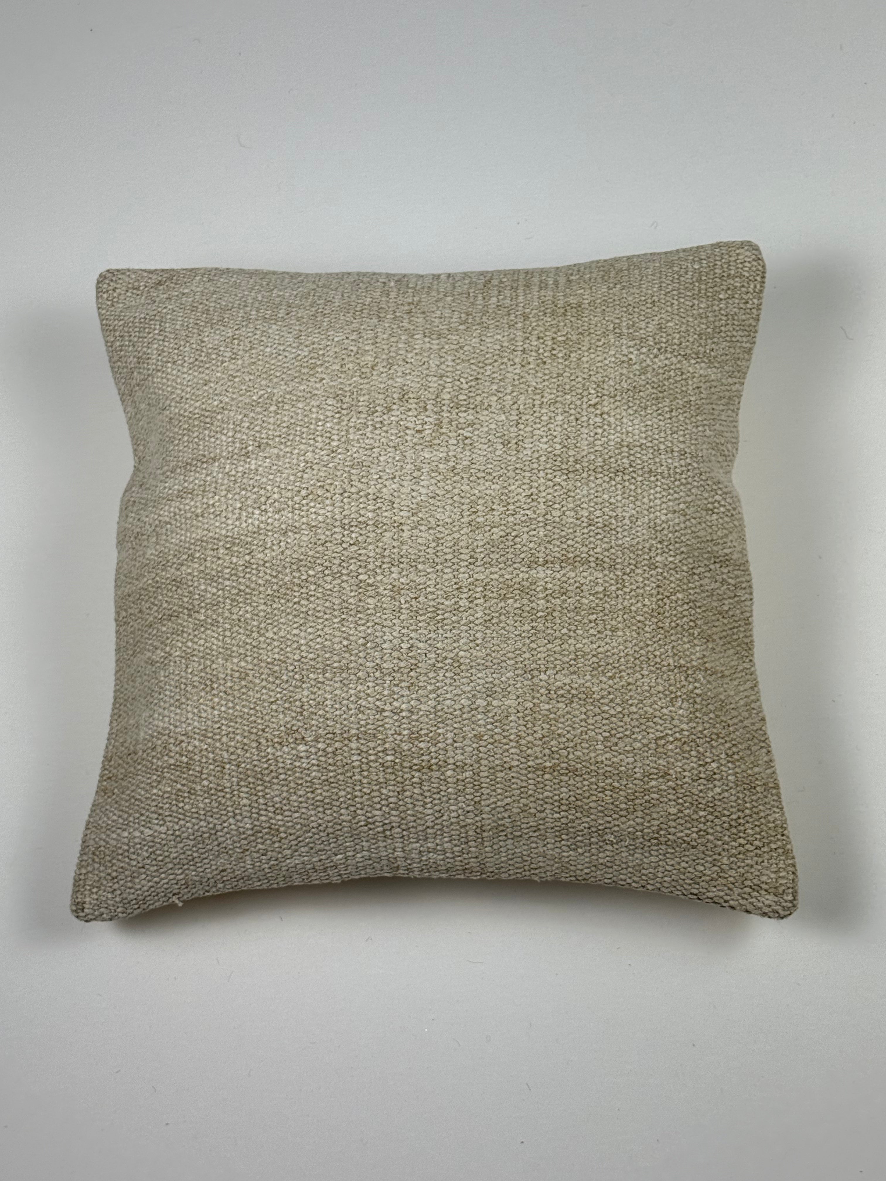 Kelim pudebetræk 40x40 i beige, håndsyet af vintage kelimtæppe
