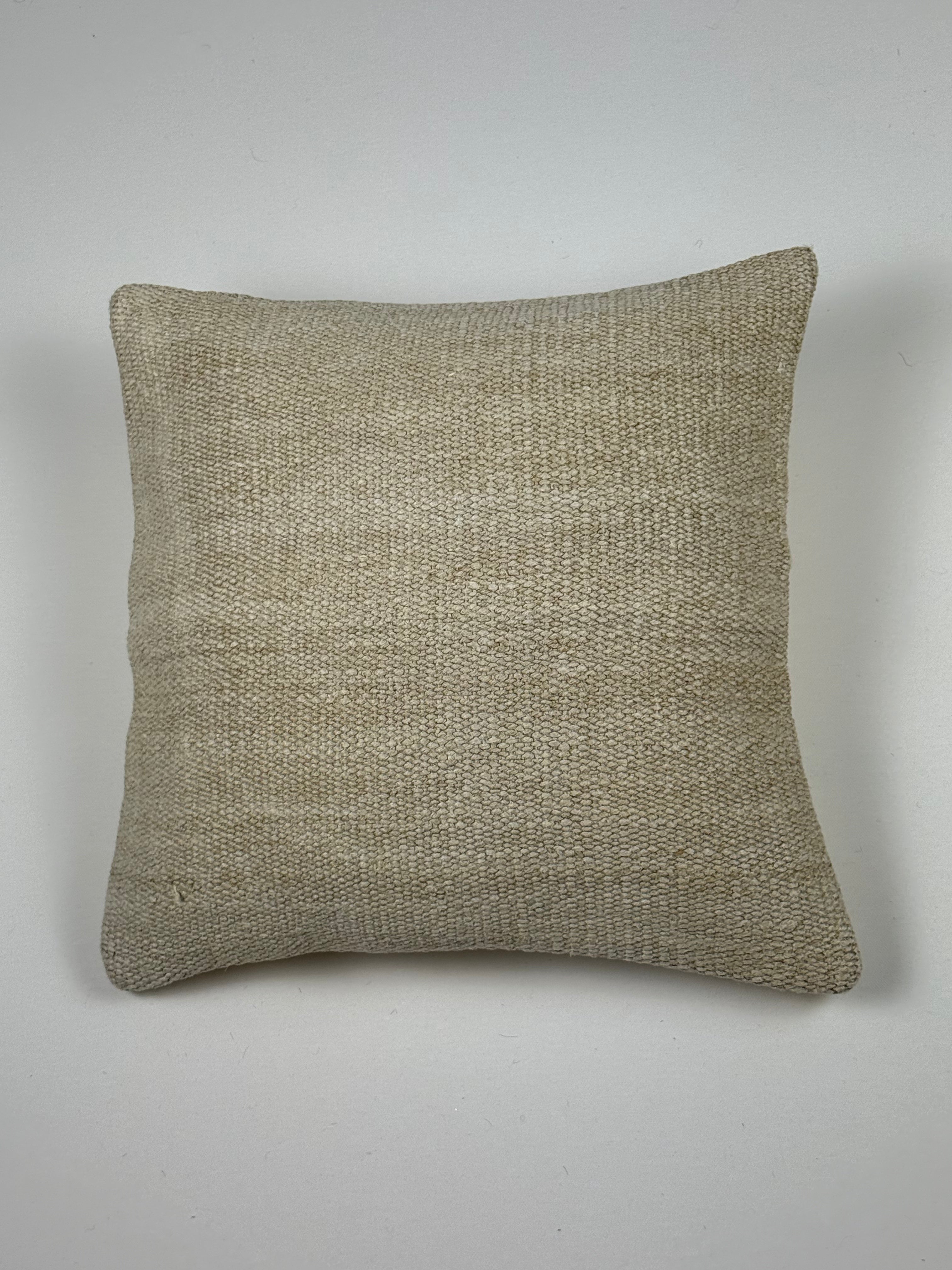 Kelim pudebetræk 40x40 i beige, håndsyet af vintage kelimtæppe
