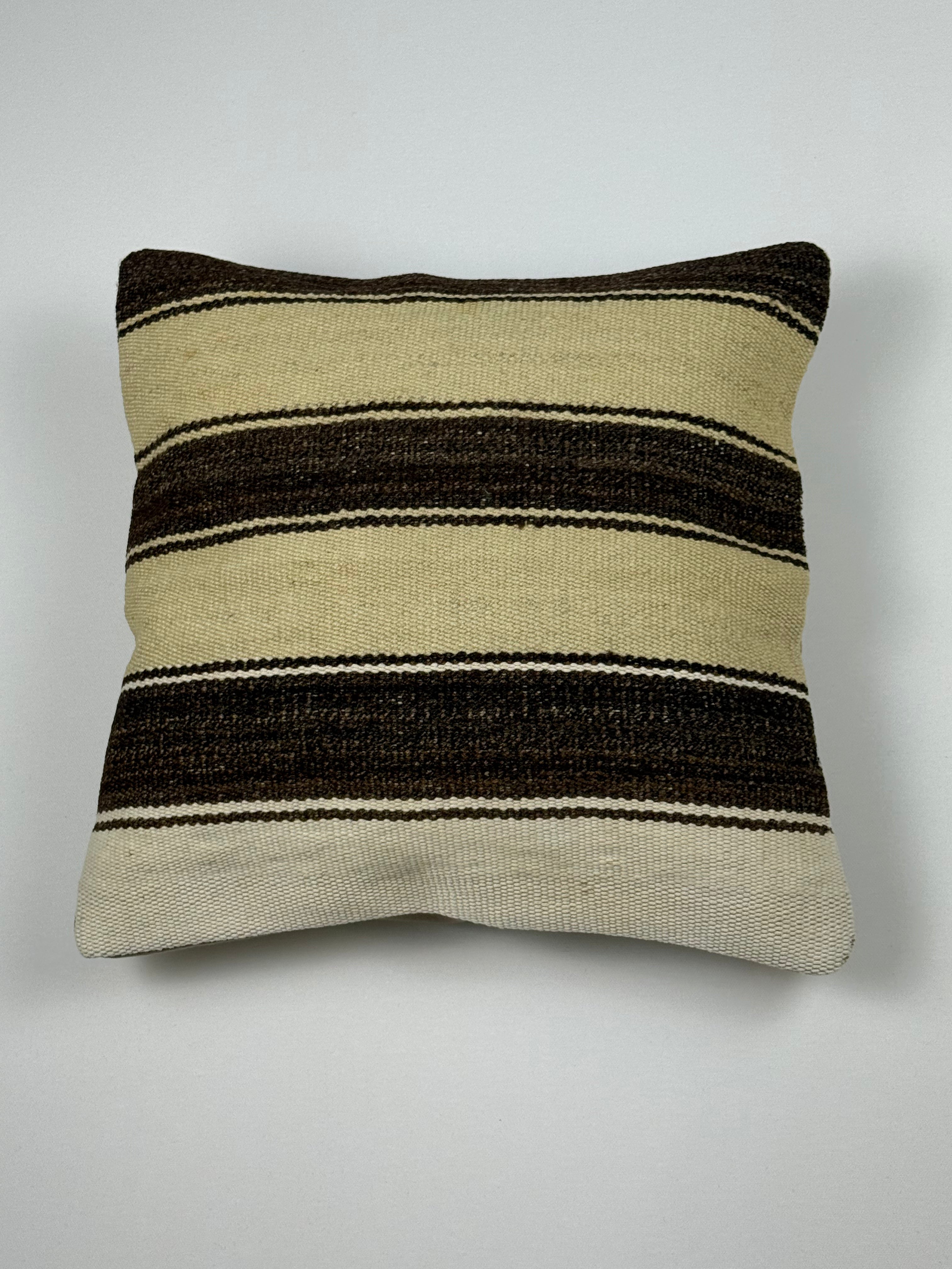 Kelim pudebetræk 40x40 i beige og brunlige striber, håndsyet af vintage kelimtæppe