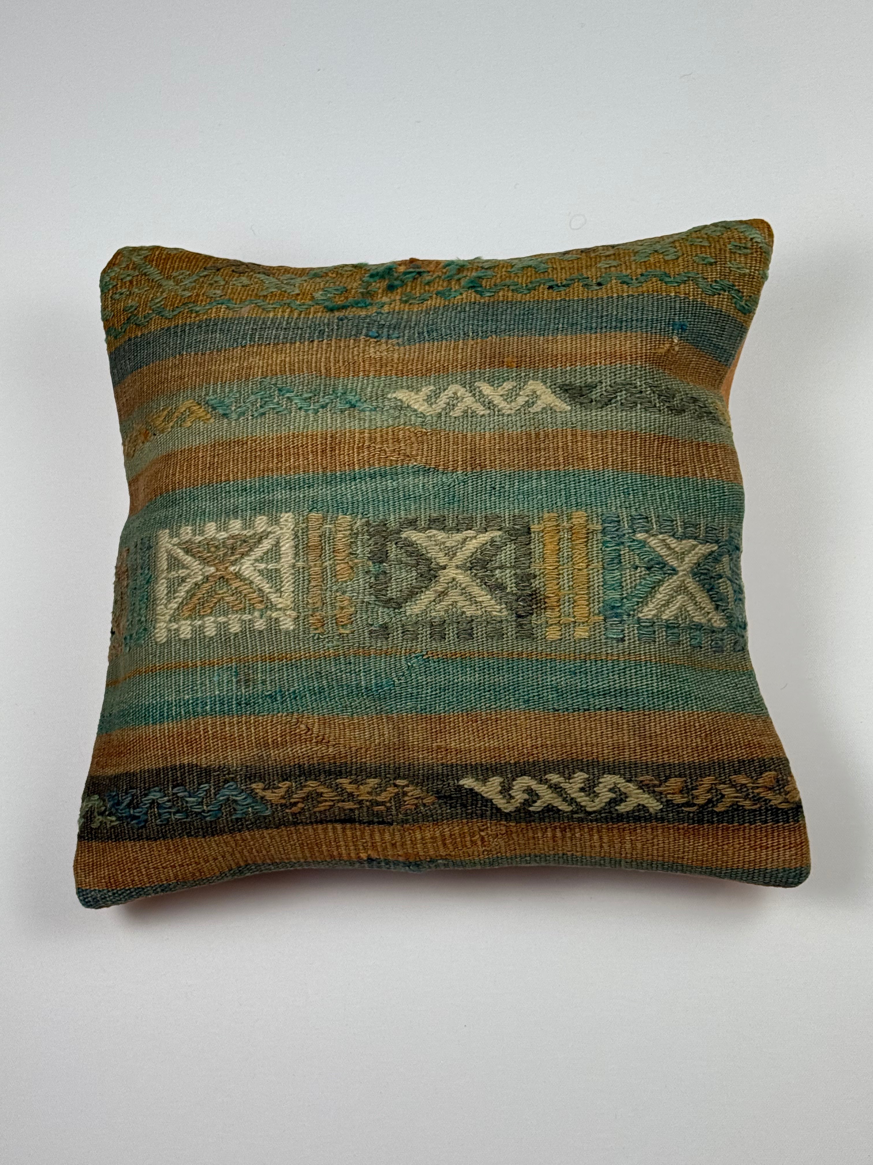 Kelim pudebetræk 40x40 i brun og grøn, håndsyet af vintage kelimtæppe
