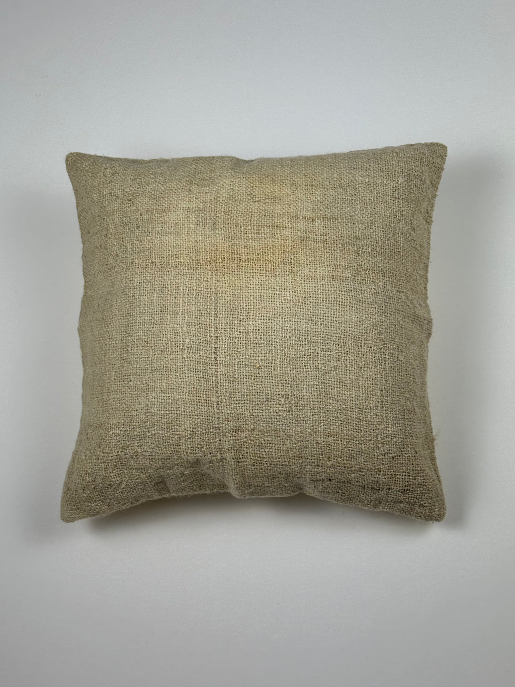 Kelim pudebetræk 40x40 i beige, håndsyet af vintage kelimtæppe
