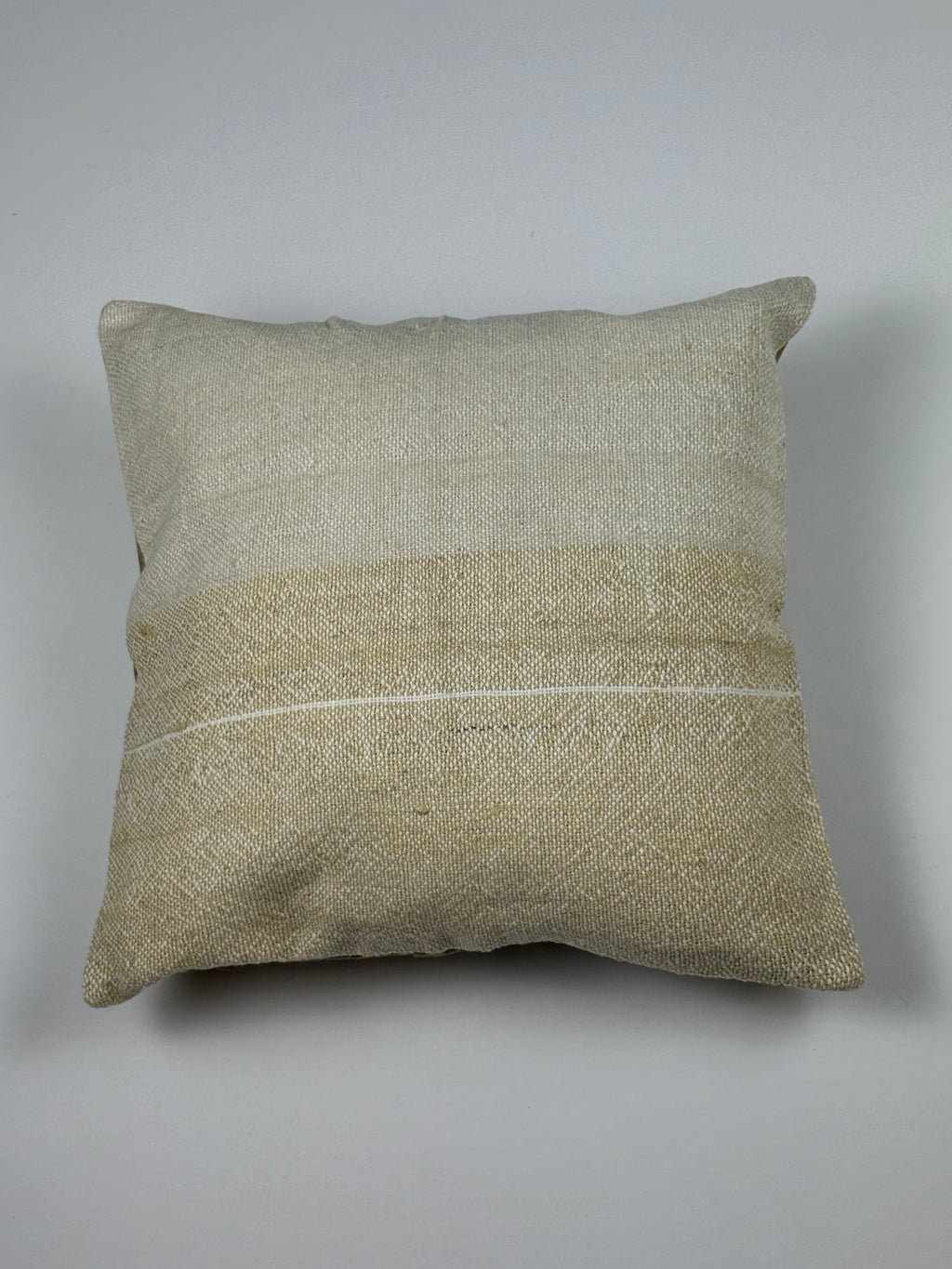 Kelim pudebetræk 40x40 i beige og sand, håndsyet af vintage kelimtæppe
