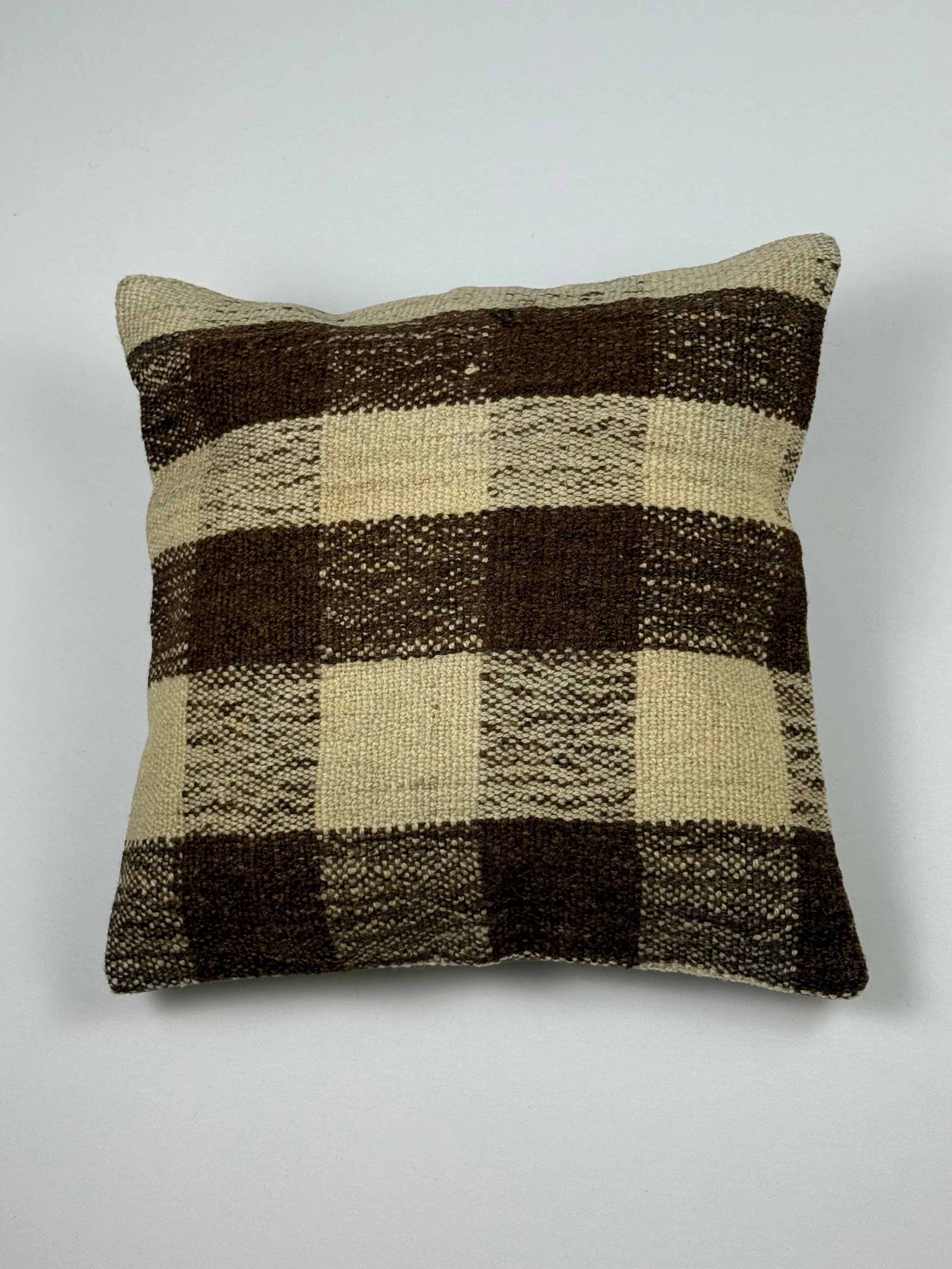 Kelim pudebetræk 40x40 i beige og brun, firkanter og striber, håndsyet af vintage kelimtæppe