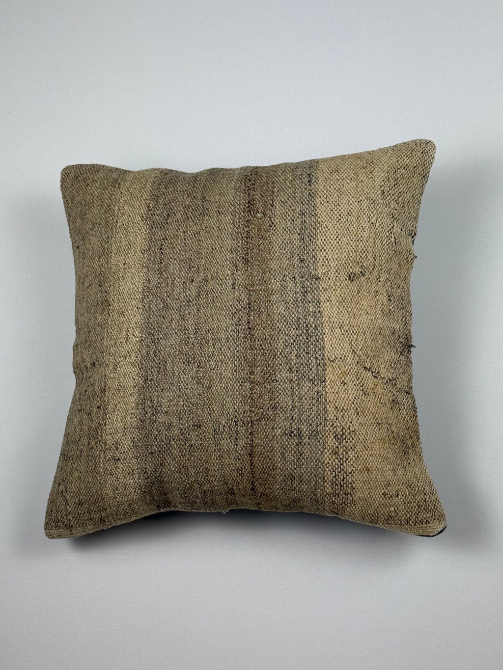 Kelim pudebetræk 40x40 i beige, brun og grå, håndsyet af vintage kelimtæppe