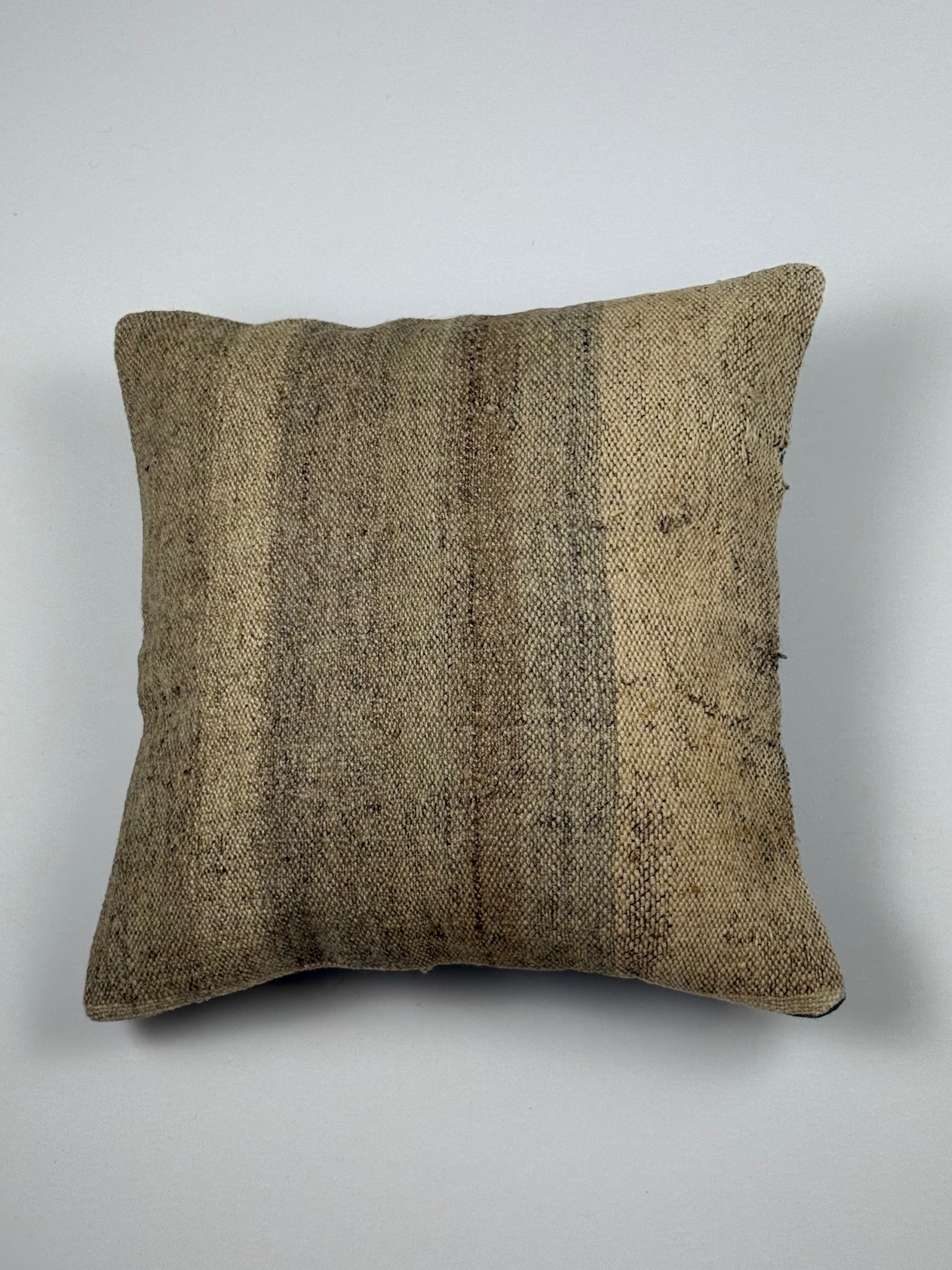 Kelim pudebetræk 40x40 i beige, brun og grå, håndsyet af vintage kelimtæppe