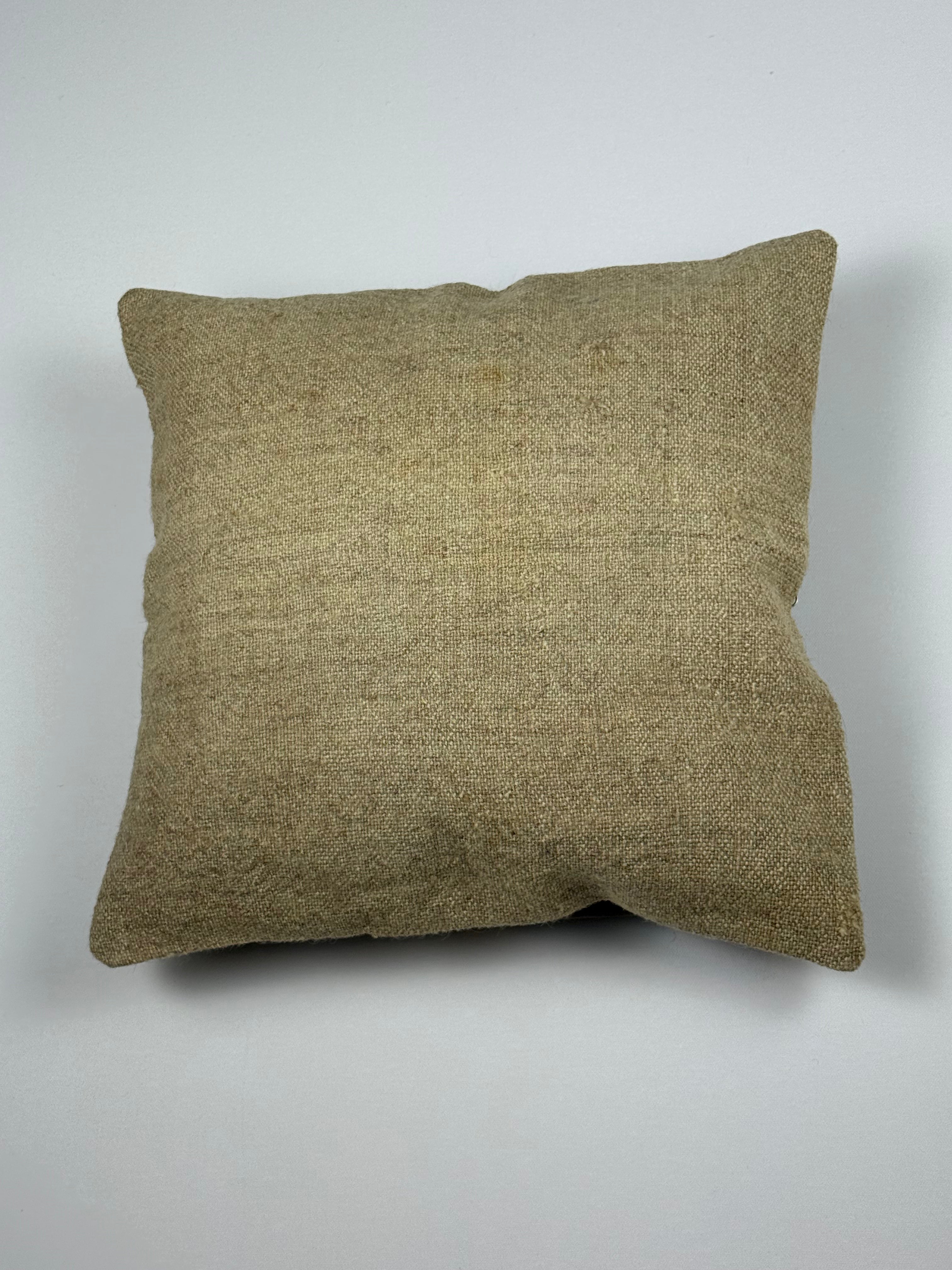 Kelim pudebetræk 40x40 i beige, håndsyet af vintage kelimtæppe

