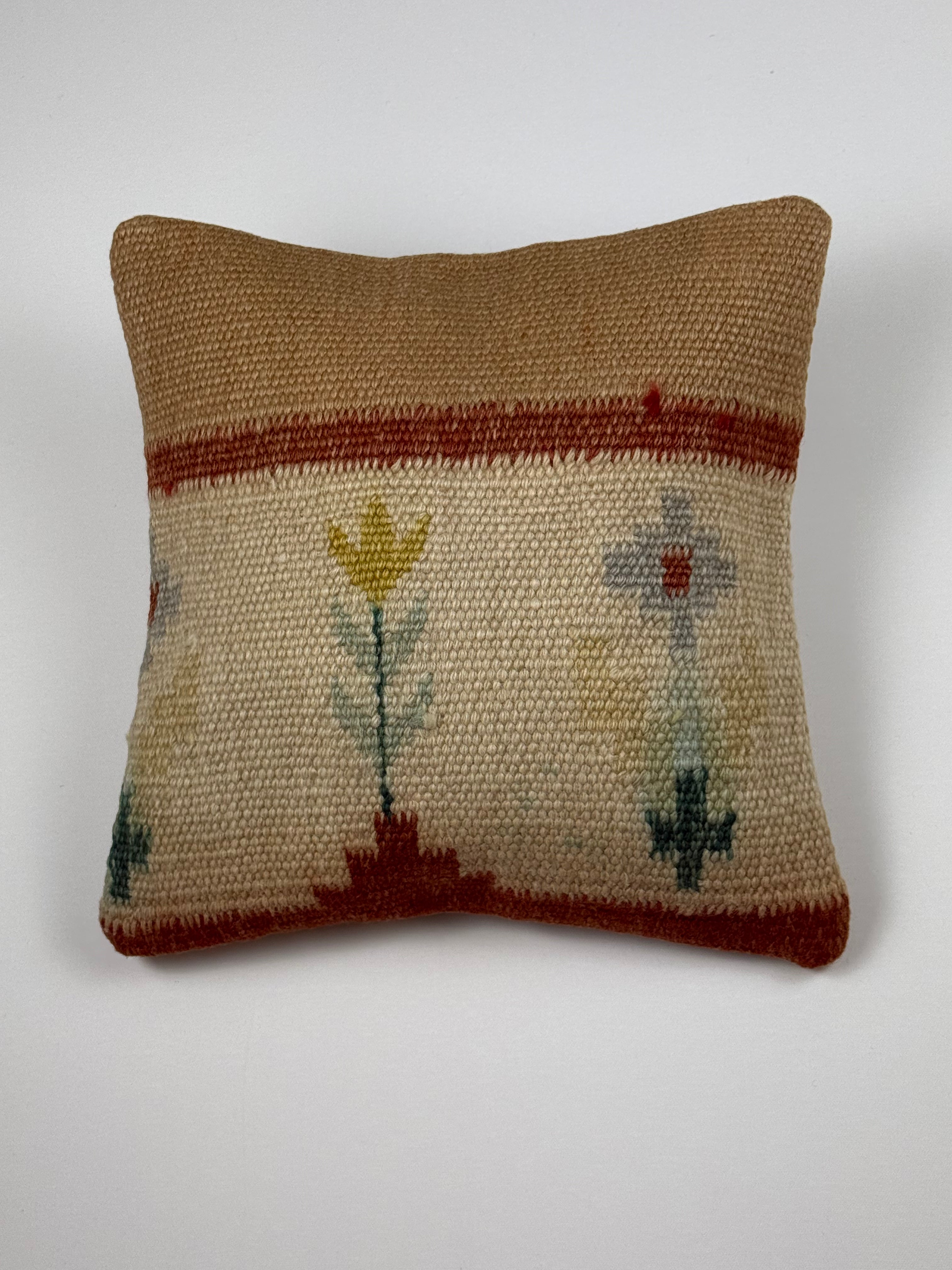 Kelim pudebetræk 40x40 i brun, beige og rød, håndsyet af vintage kelimtæppe
