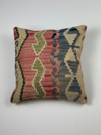 Kelim pudebetræk 40x40 i beige, blå og rød, håndsyet af vintage kelimtæppe
