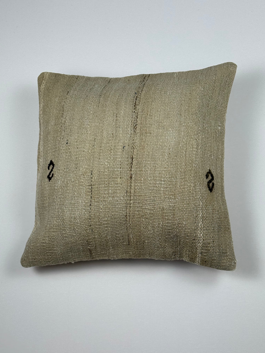 Kelim pudebetræk 40x40 i beige med sorte detaljer, håndsyet af vintage kelimtæppe
