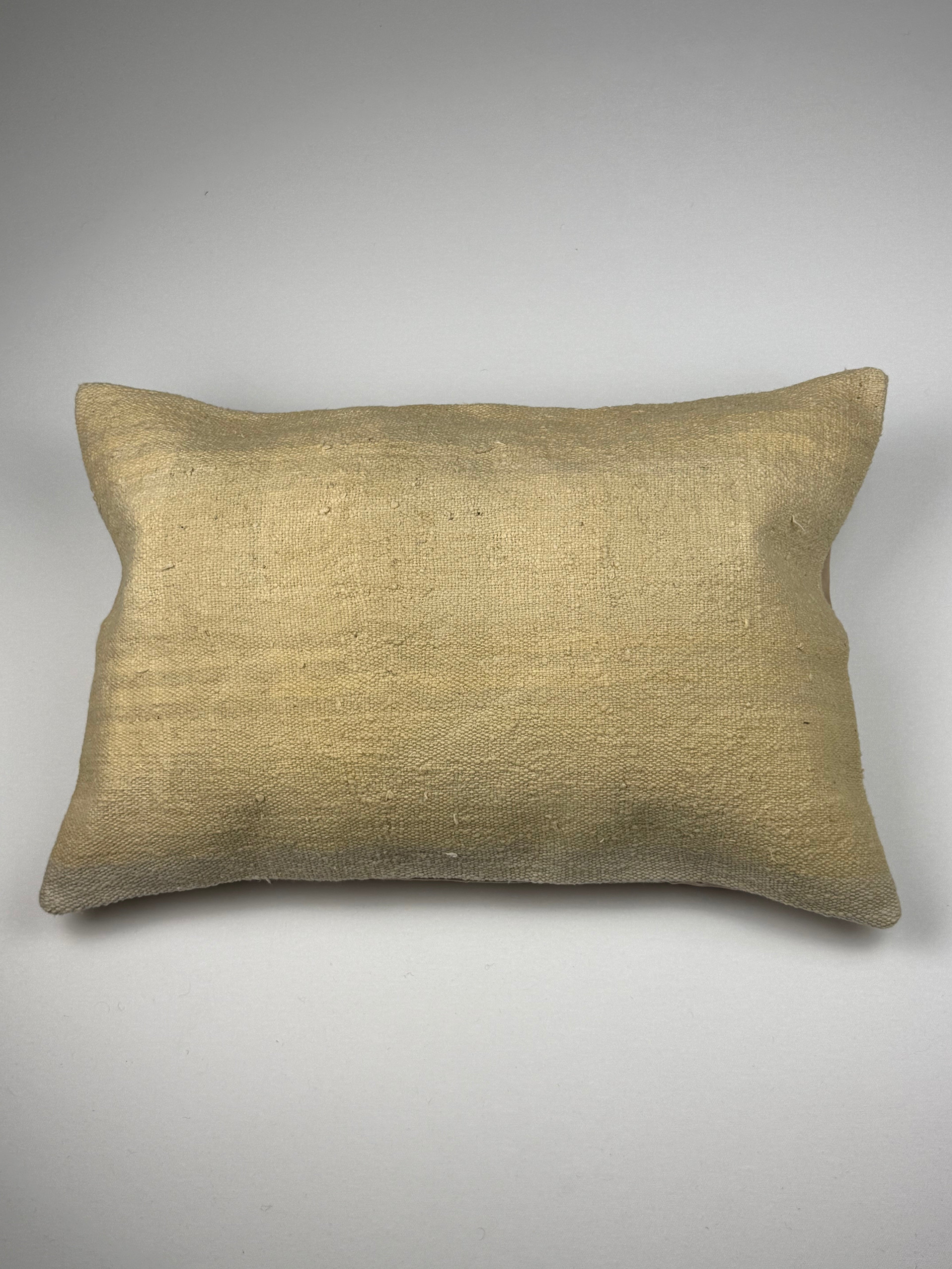 Kelimpude 40x60 i beige, håndsyet af vintage kelimtæppe