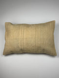 Kelim pudebetræk 40x60 i beige, håndsyet af vintage kelimtæppe