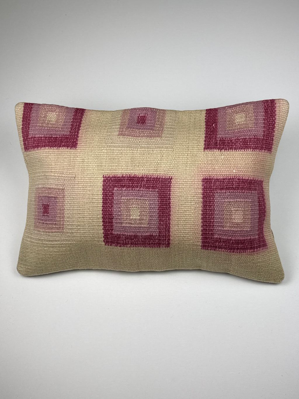 Kelim pudebetræk 40x60 i lyserød og beige, håndsyet af vintage kelimtæppe