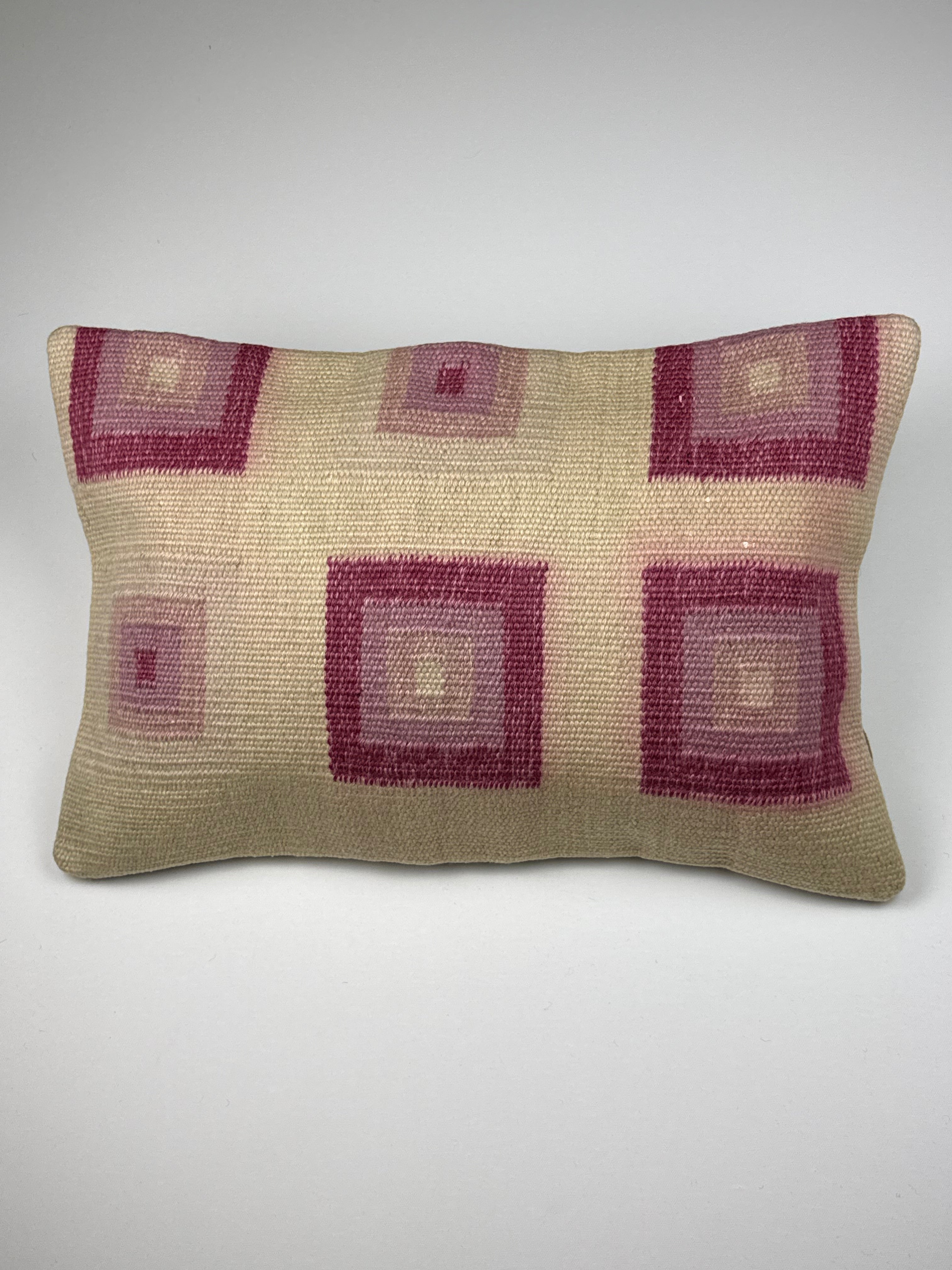 Kelim pudebetræk 40x60 i lyserød og beige, håndsyet af vintage kelimtæppe
