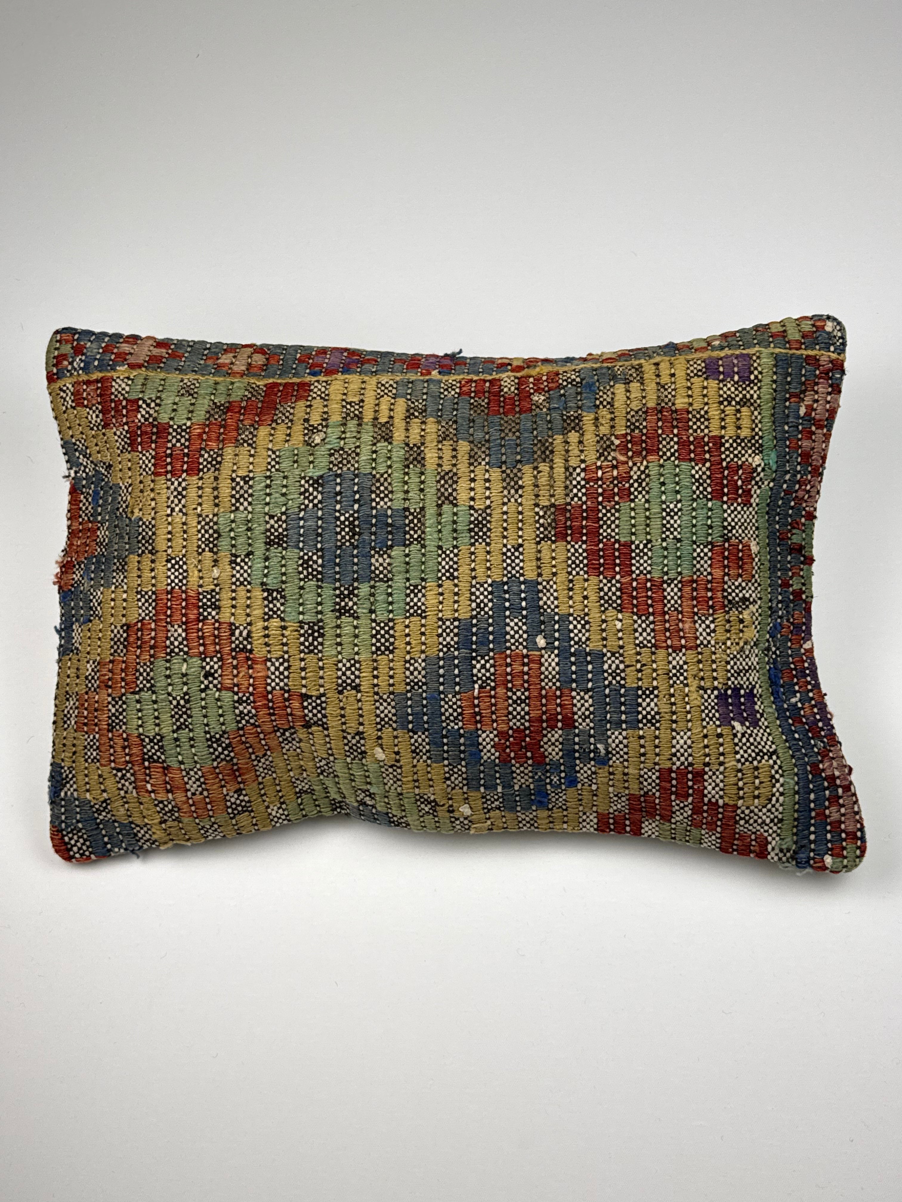Kelim pudebetræk 40x60 med blandet mønster i gul, blå, grøn og rød, håndsyet af vintage kelimtæppe