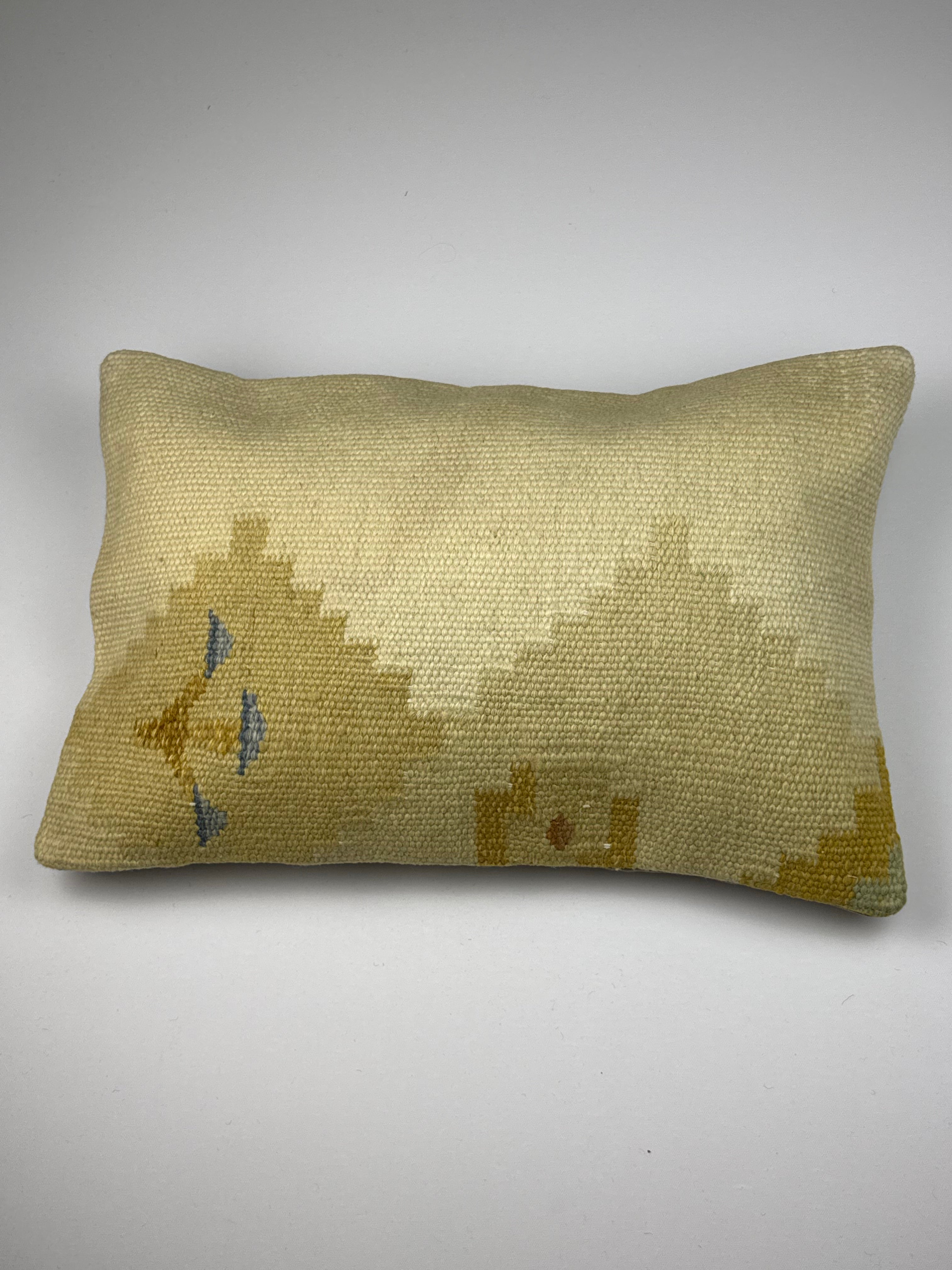 Kelim pudebetræk 40x60 i beige og brun, håndsyet af vintage kelimtæppe