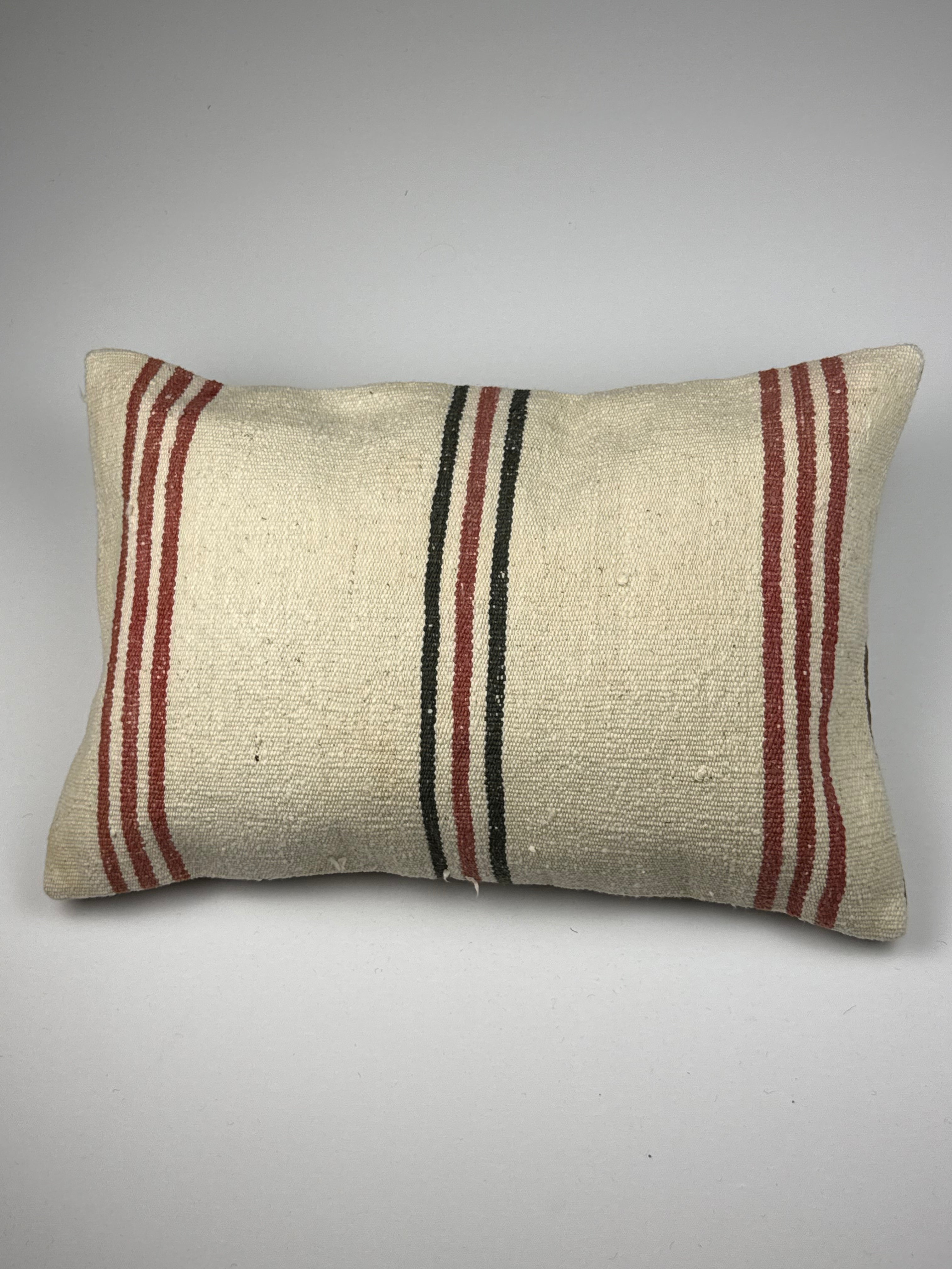 Kelim pudebetræk 40x60 i beige, rød og sort, håndsyet af vintage kelimtæppe