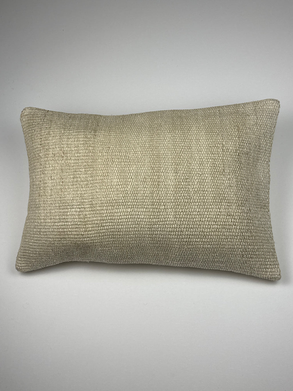 Kelim pudebetræk 40x60 beige og hvid, håndsyet af vintage kelimtæppe