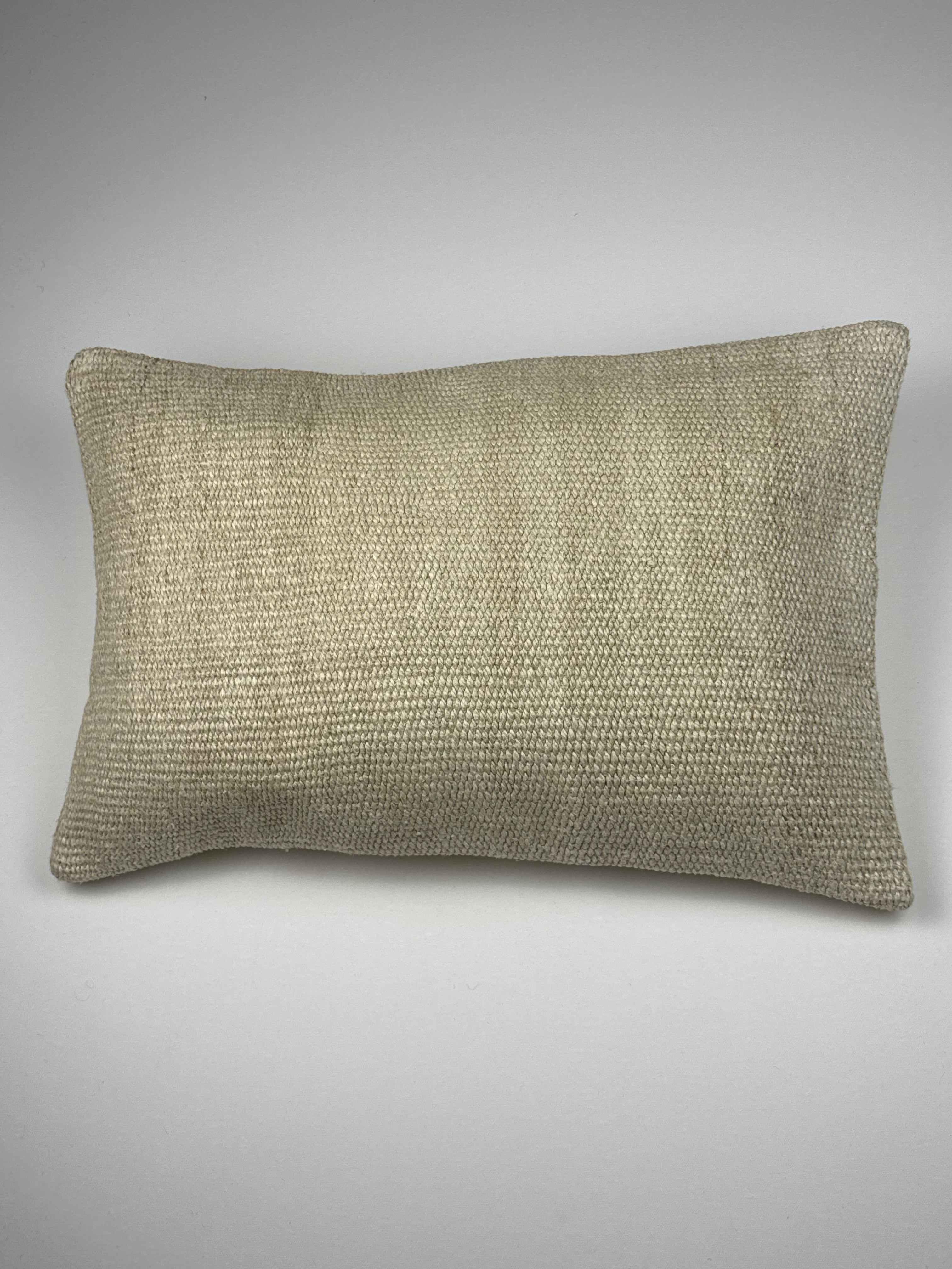 Kelim pudebetræk 40x60 beige og hvid, håndsyet af vintage kelimtæppe