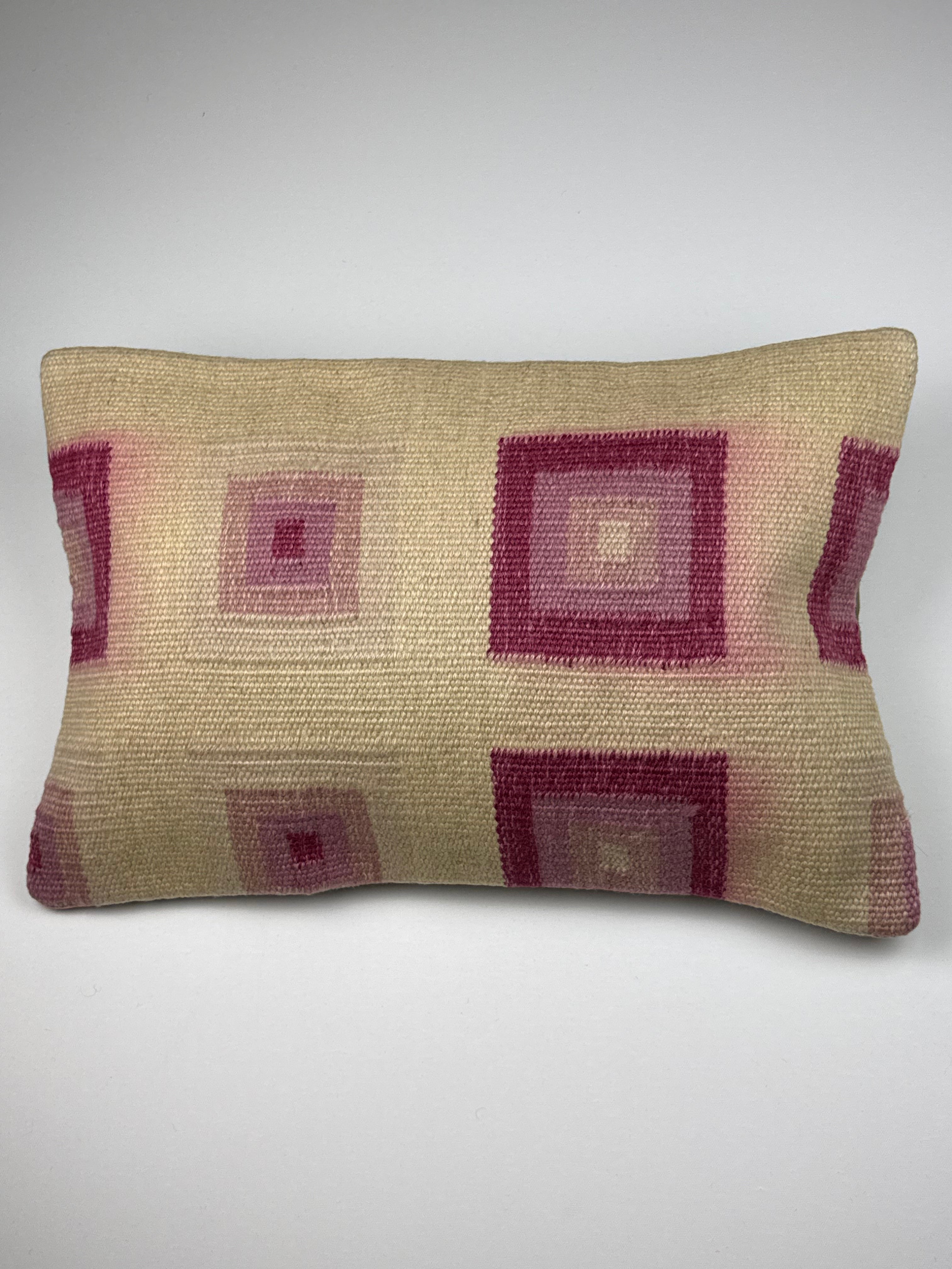 Kelim pudebetræk 40x60 i beige og lyserød., håndsyet af vintage kelimtæppe.