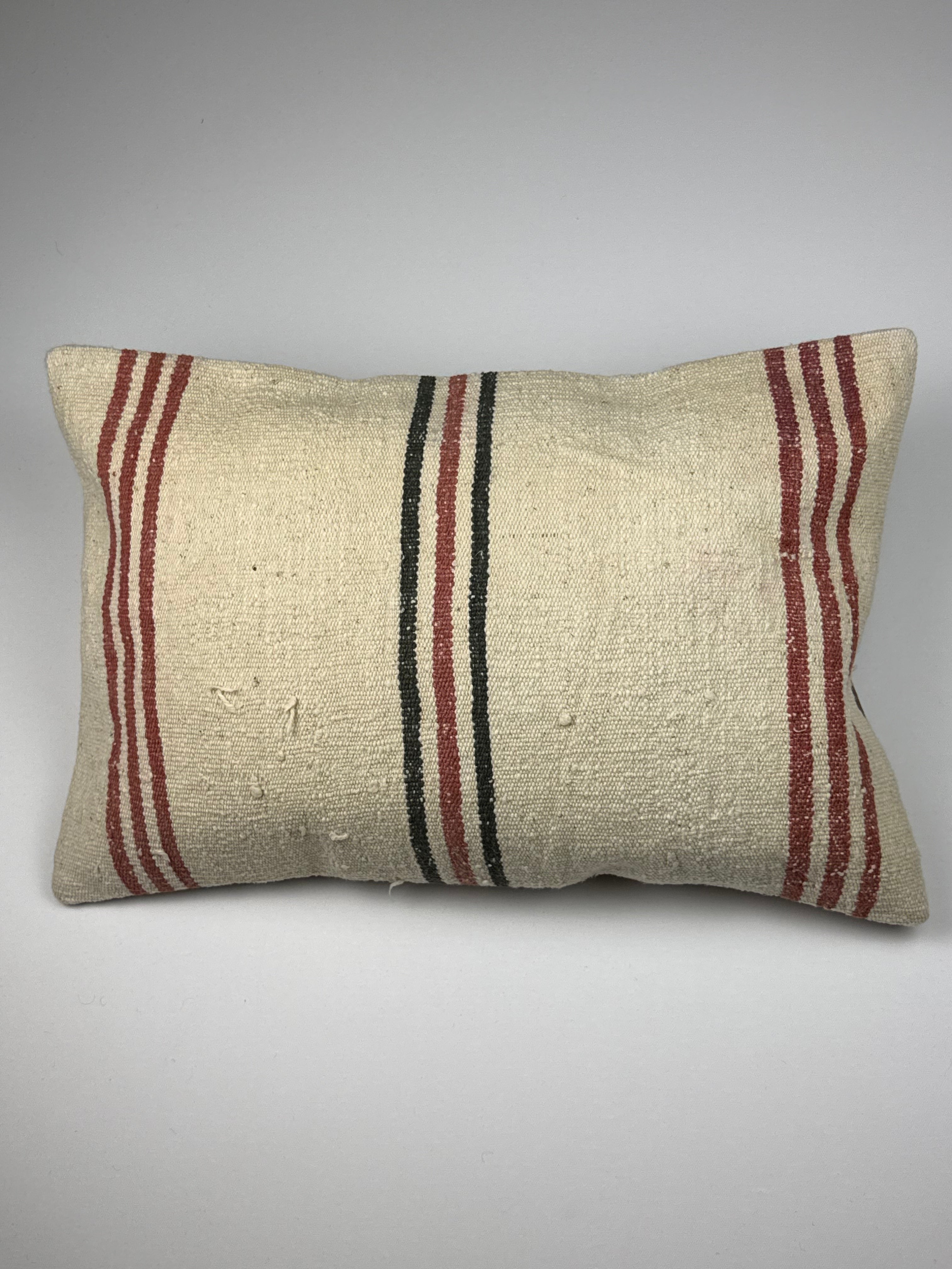 Kelim pudebetræk 40x60 i beige, rød og sort, håndsyet af vintage kelimtæppe