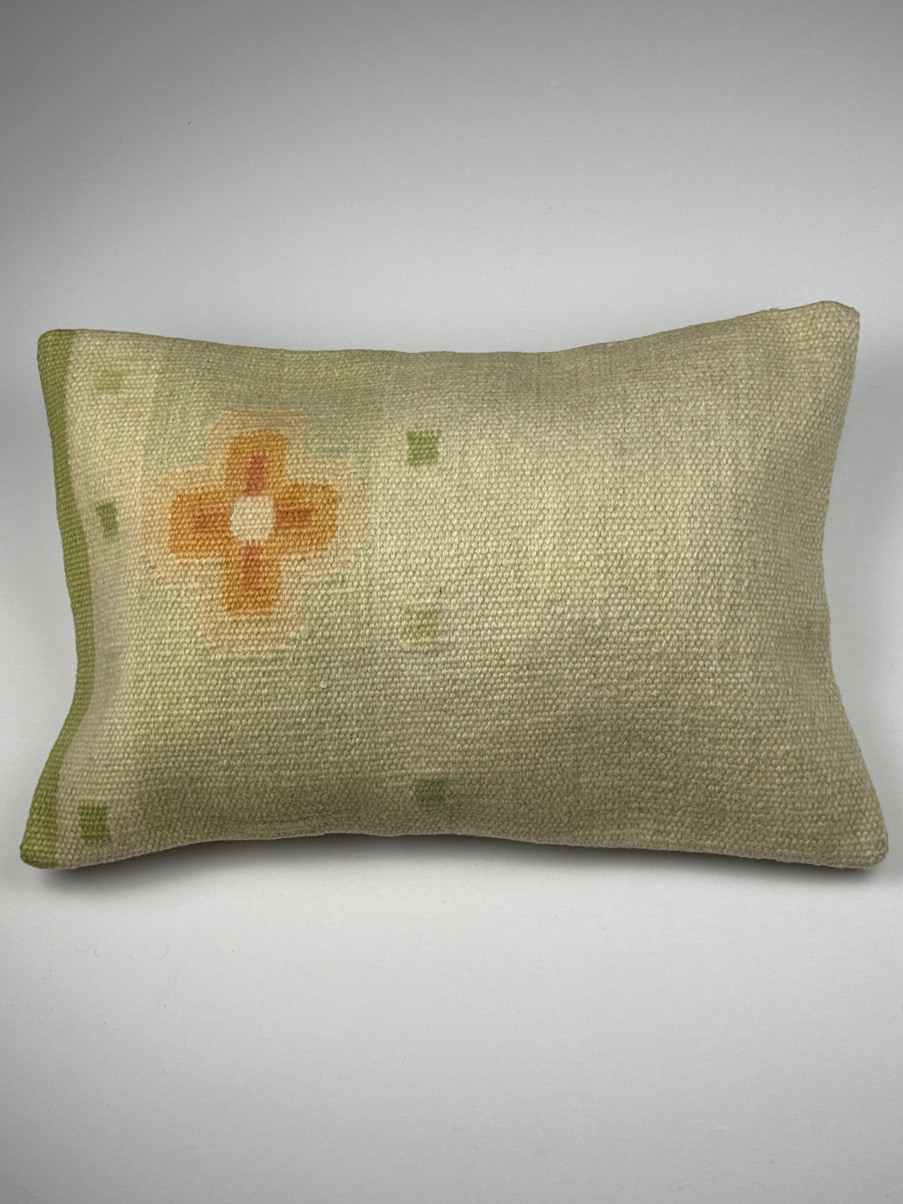 Kelim pudebetræk 40x60 beige og grøn, håndsyet af vintage kelimtæppe
