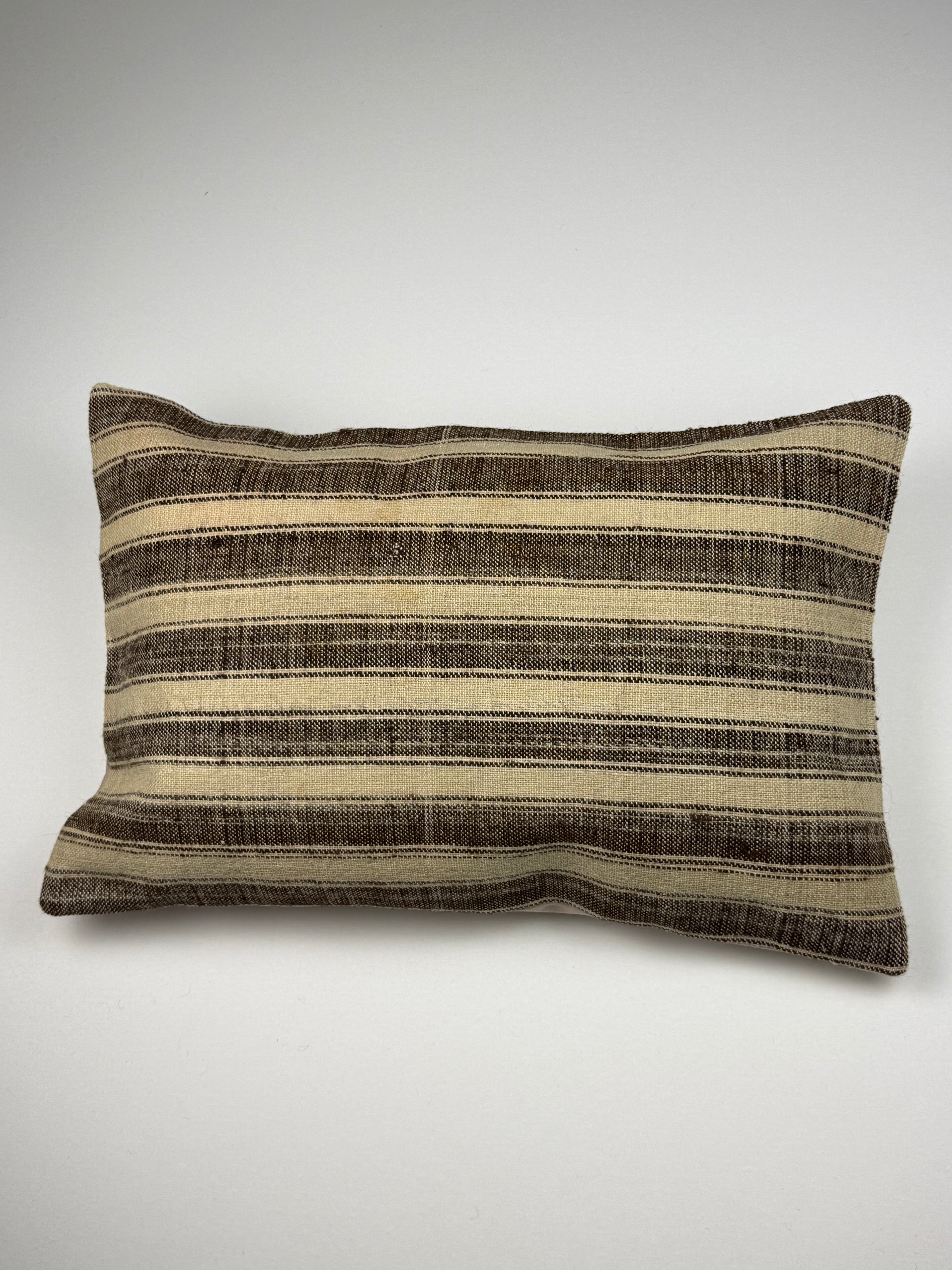 Kelim pudebetræk 40x60 i beige og brun, håndsyet af vintage kelimtæppe
