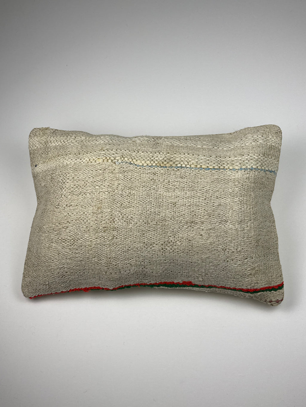 Kelim pudebetræk 40x60 i beige, håndsyet af vintage kelimtæppe