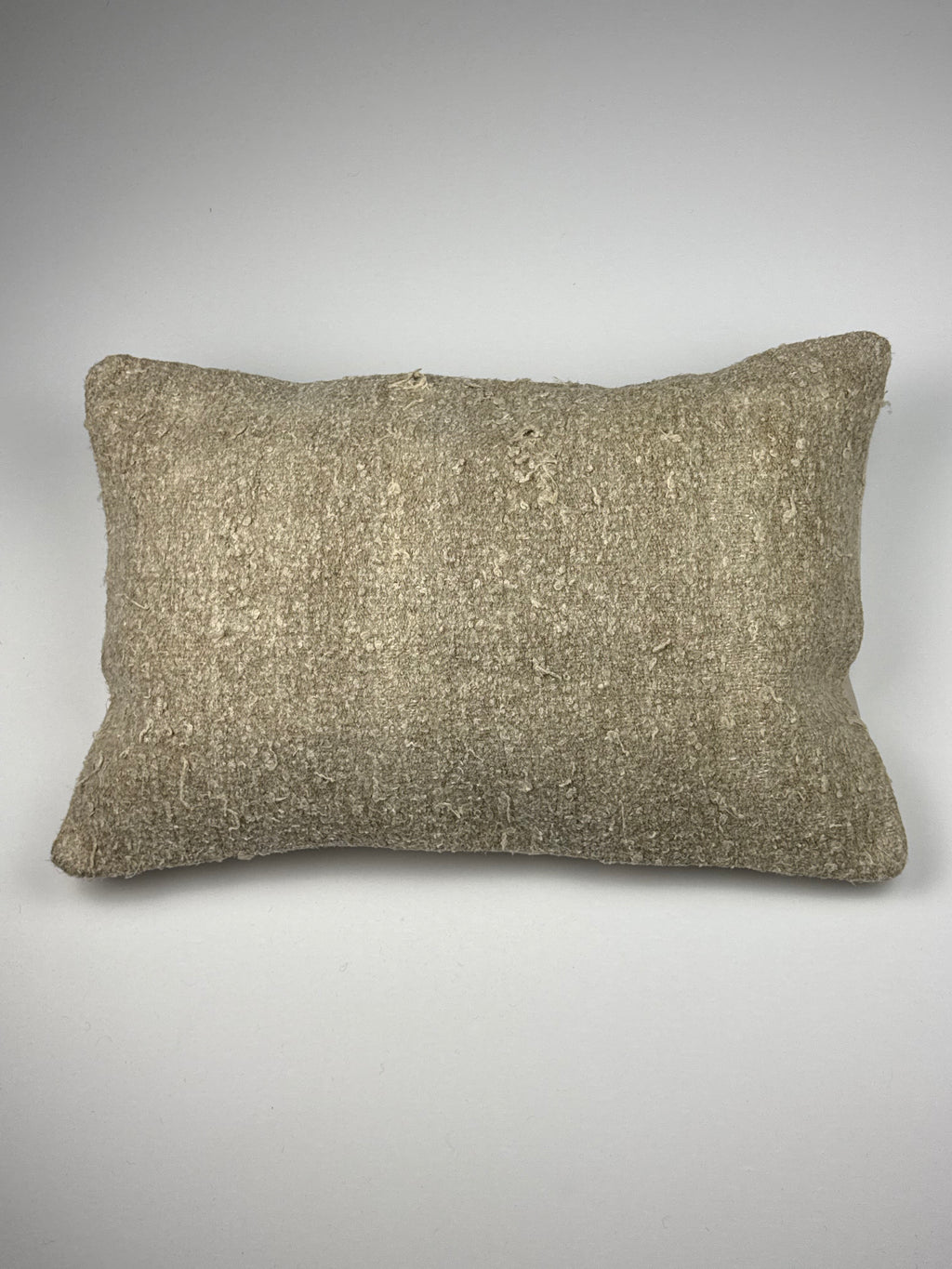 Kelim pudebetræk 40x60 i beige, håndsyet af vintage kelimtæppe
