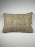 Kelim pudebetræk 40x60 i beige, håndsyet af vintage kelimtæppe