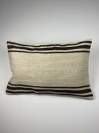 Kelim pudebetræk 40x60 i beige med sorte striber, håndsyet af vintage kelimtæppe