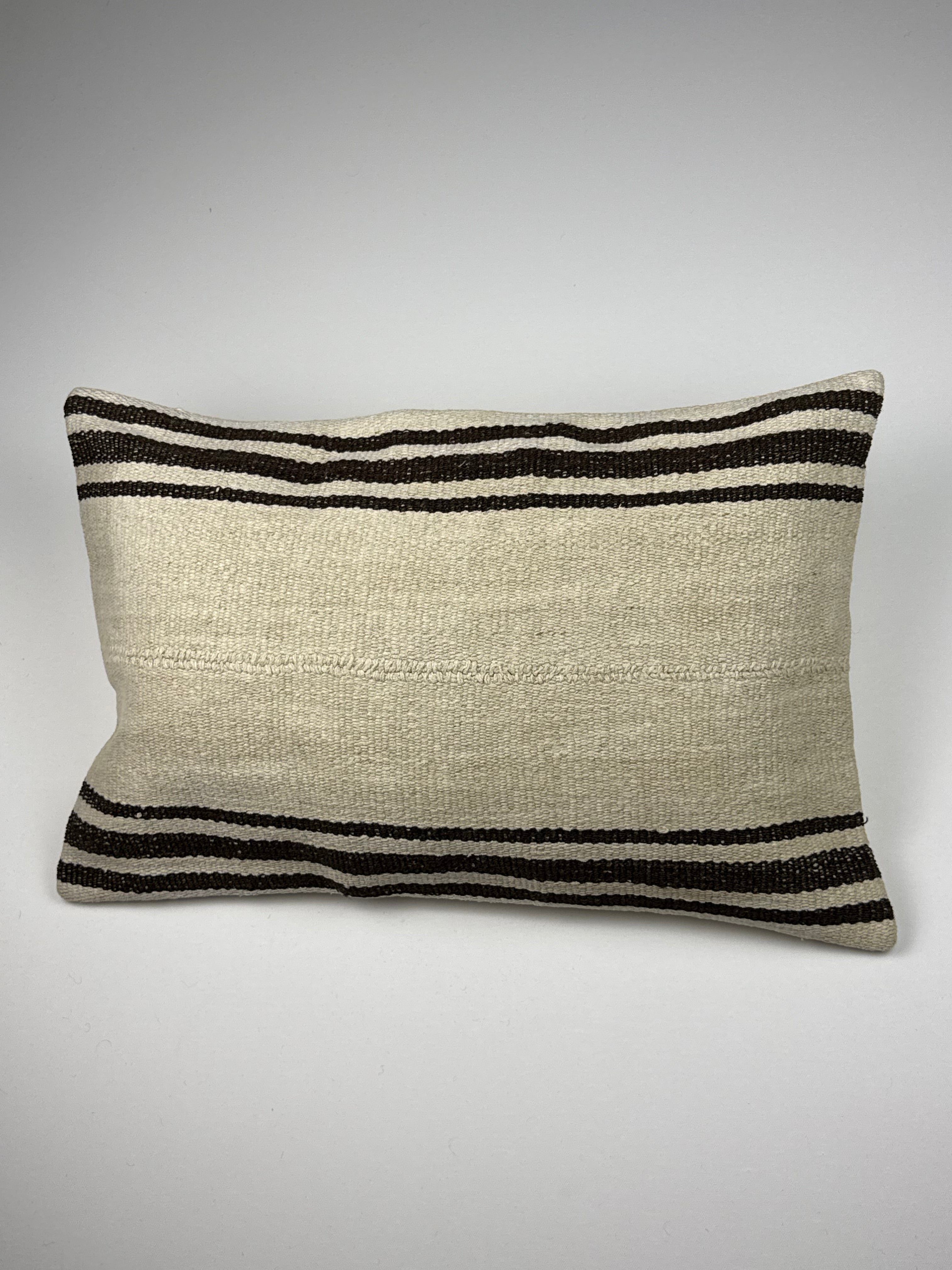 Kelim pudebetræk 40x60 i beige med sorte striber, håndsyet af vintage kelimtæppe