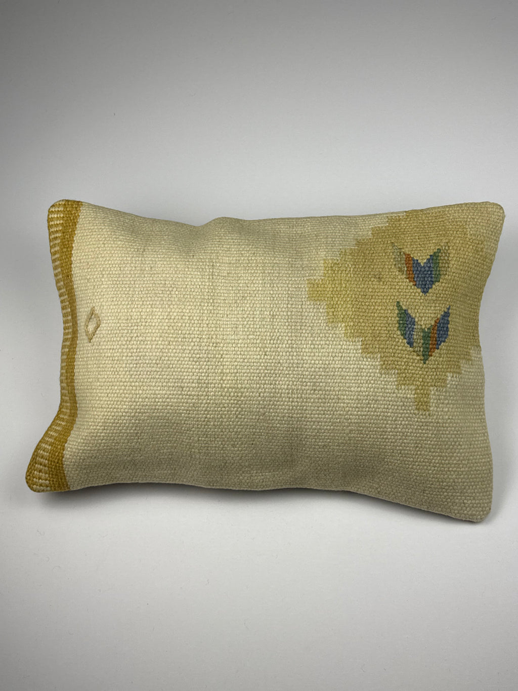 Kelim pudebetræk 40x60 i beige og brun, håndsyet af vintage kelimtæppe