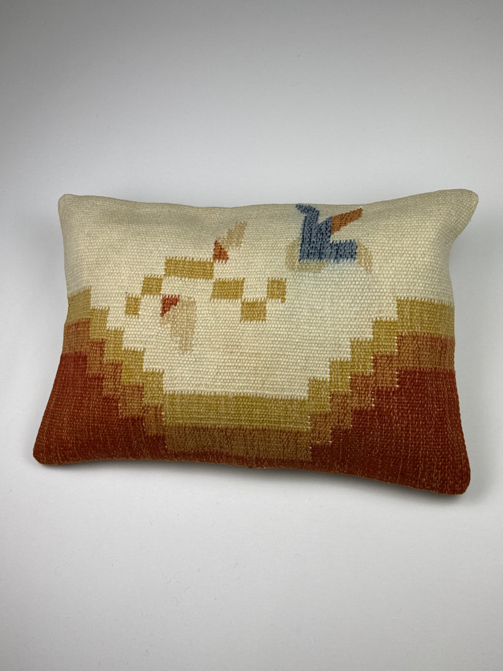 Kelim pudebetræk 40x60 i beige og brun, håndsyet af vintage kelimtæppe