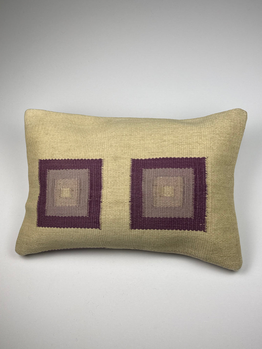 Kelim pudebetræk 40x60 i beige og lilla, håndsyet af vintage kelimtæppe
