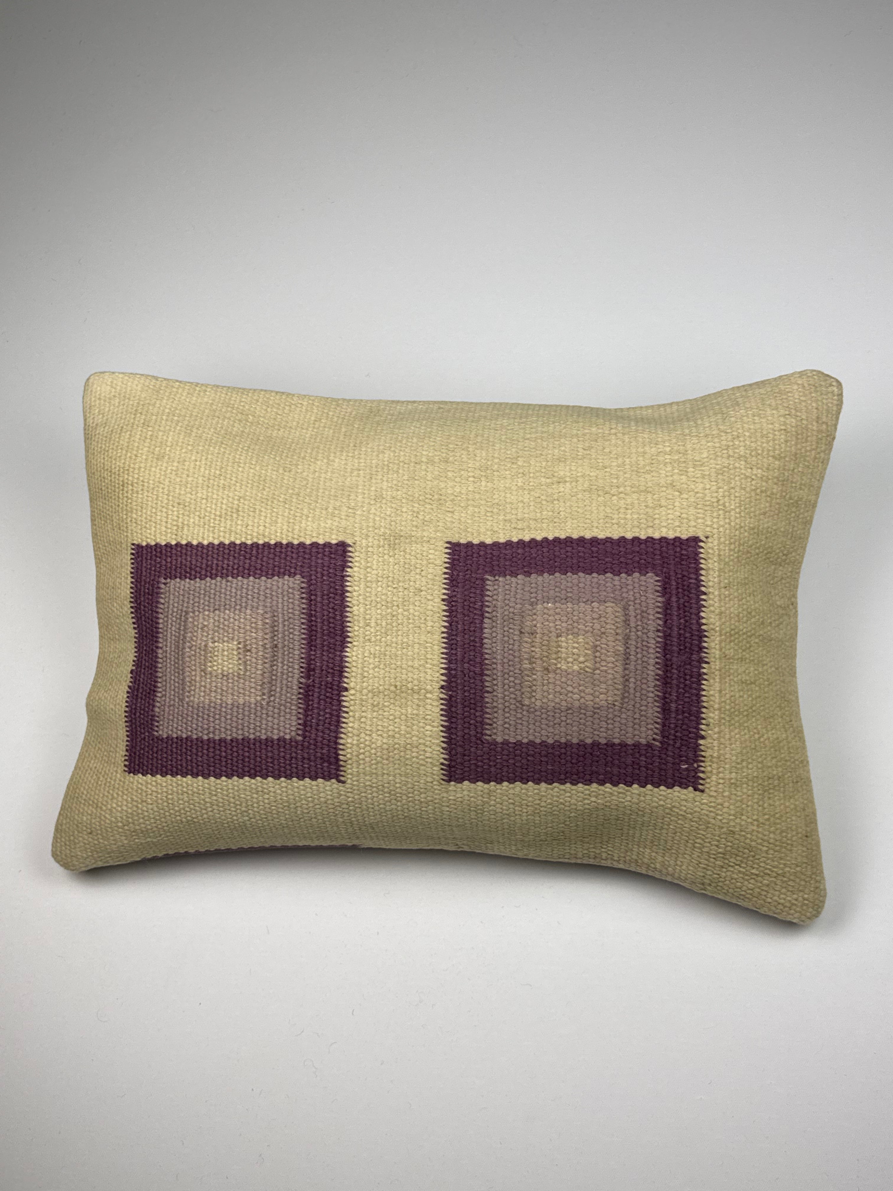 Kelim pudebetræk 40x60 i beige og lilla, håndsyet af vintage kelimtæppe