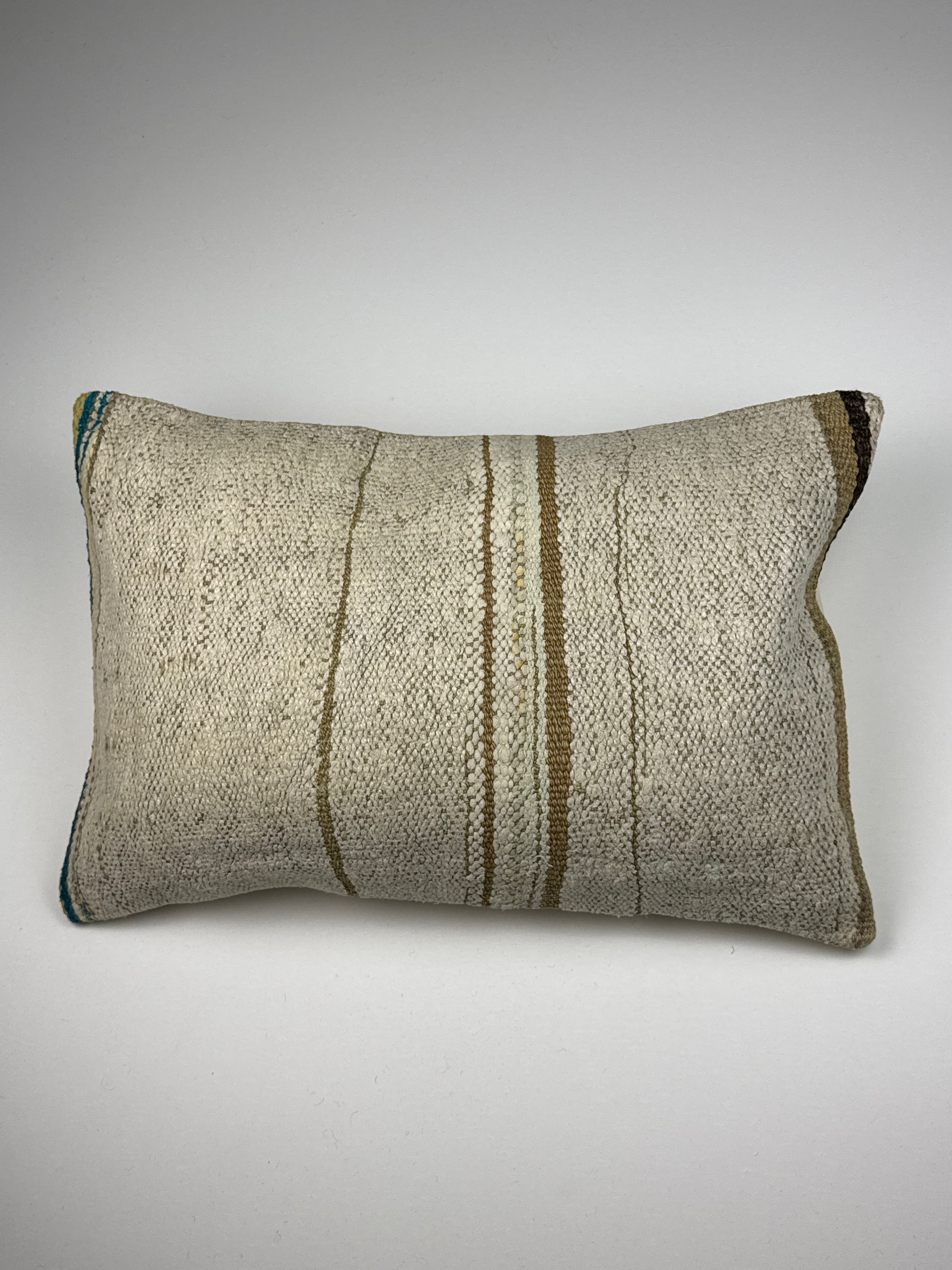 Kelim pudebetræk 40x60 i beige med grønne striber, håndsyet af vintage kelimtæppe