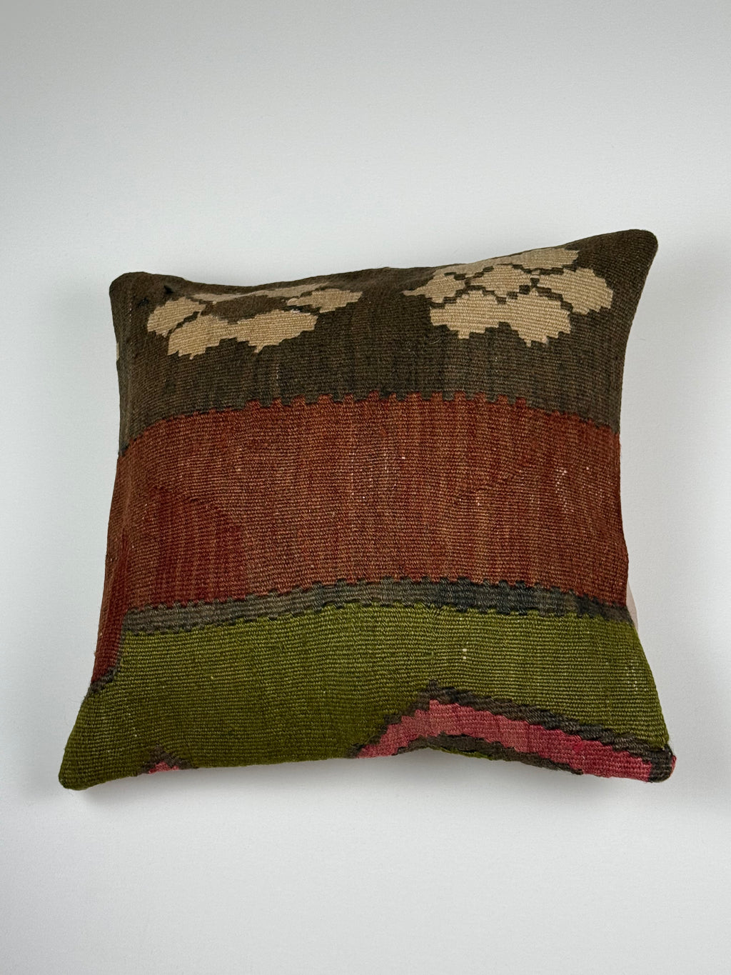 Kelim pudebetræk 45x45 i brun og grøn, håndsyet af vintage kelimtæppe