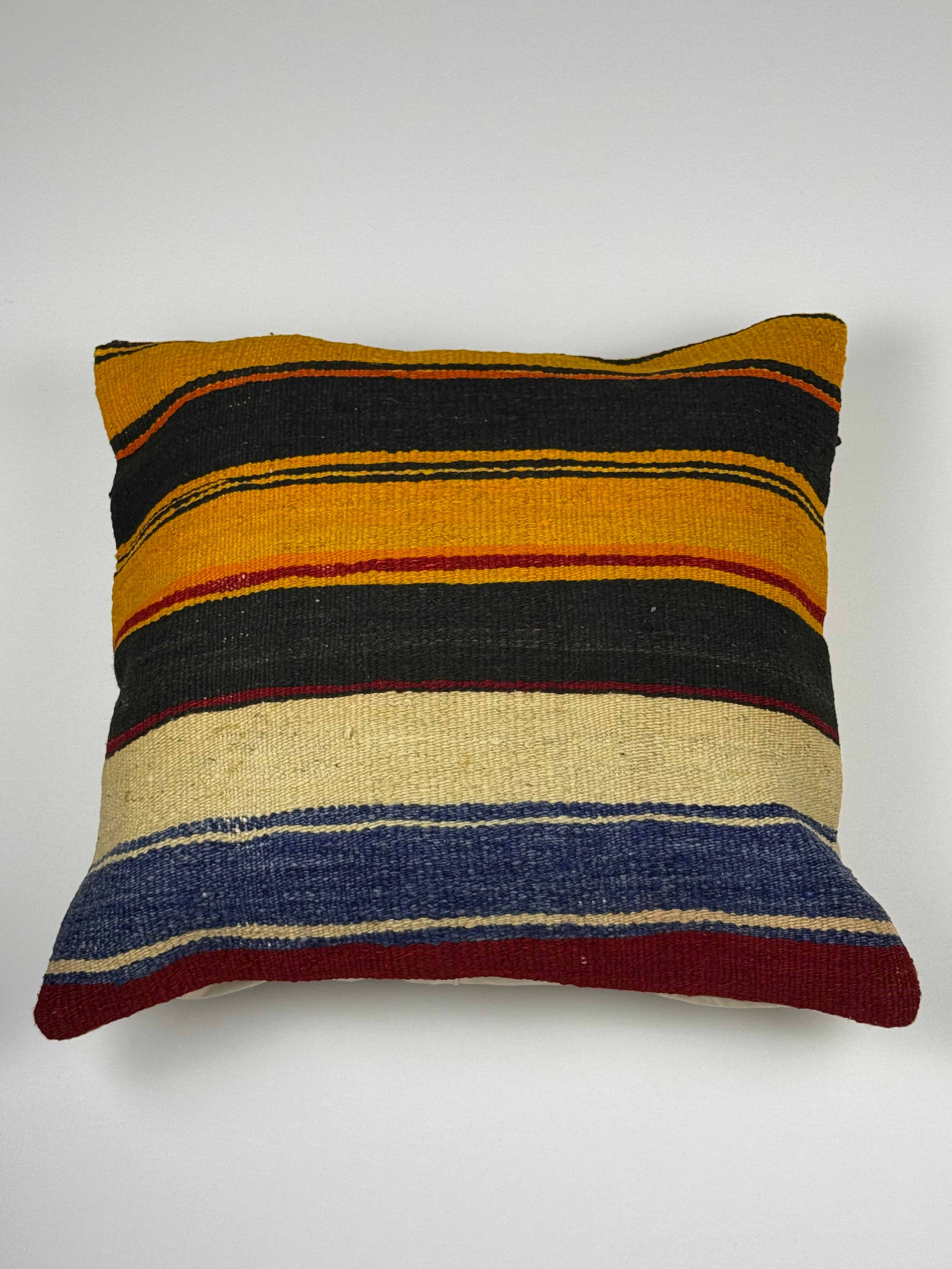 Kelim pudebetræk 45x45 i orange, sort, blå, beige og rød, håndsyet af vintage kelimtæppe