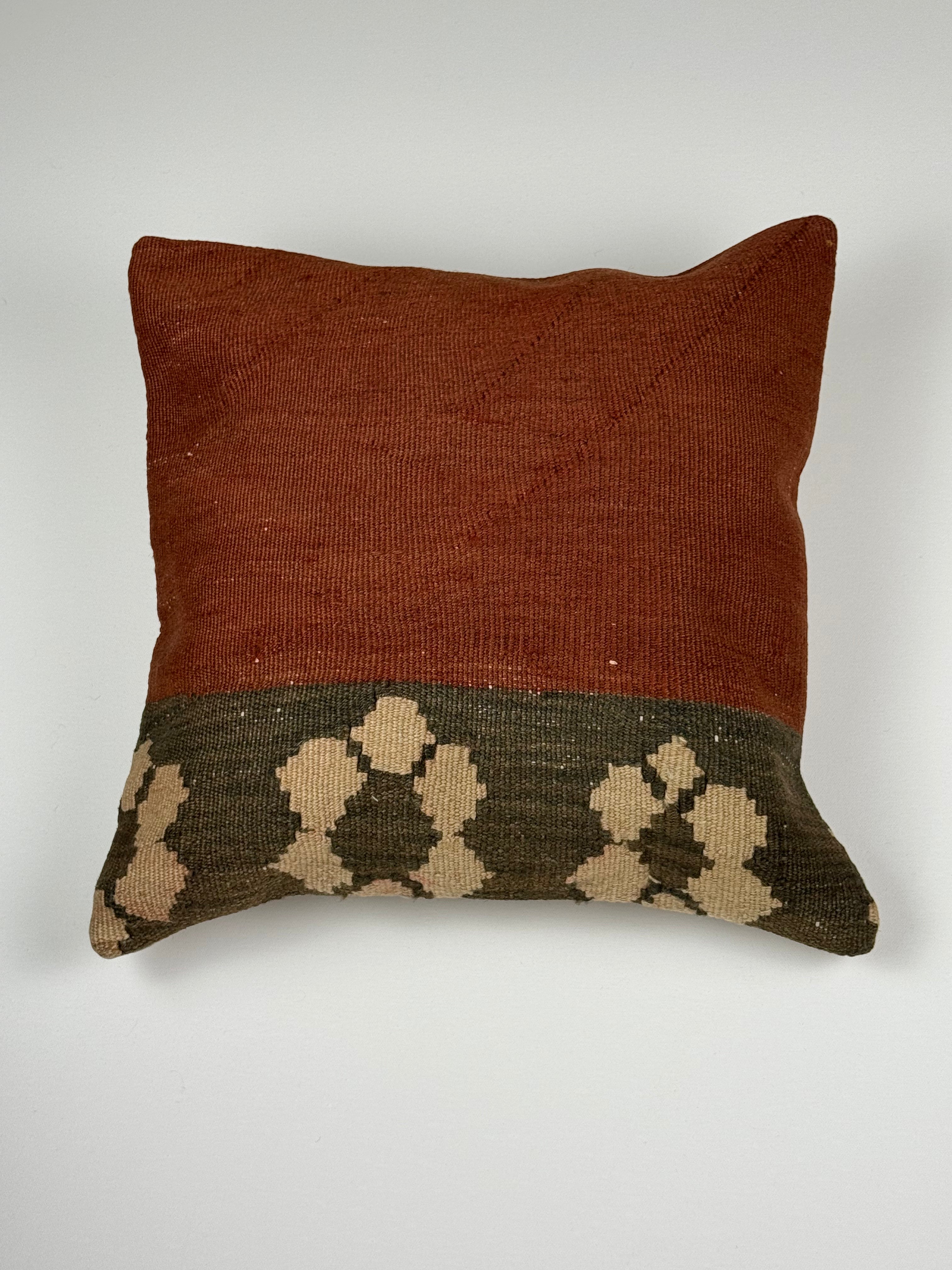 Kelim pudebetræk 45x45 i rød, brun og beige, håndsyet af vintage kelimtæppe