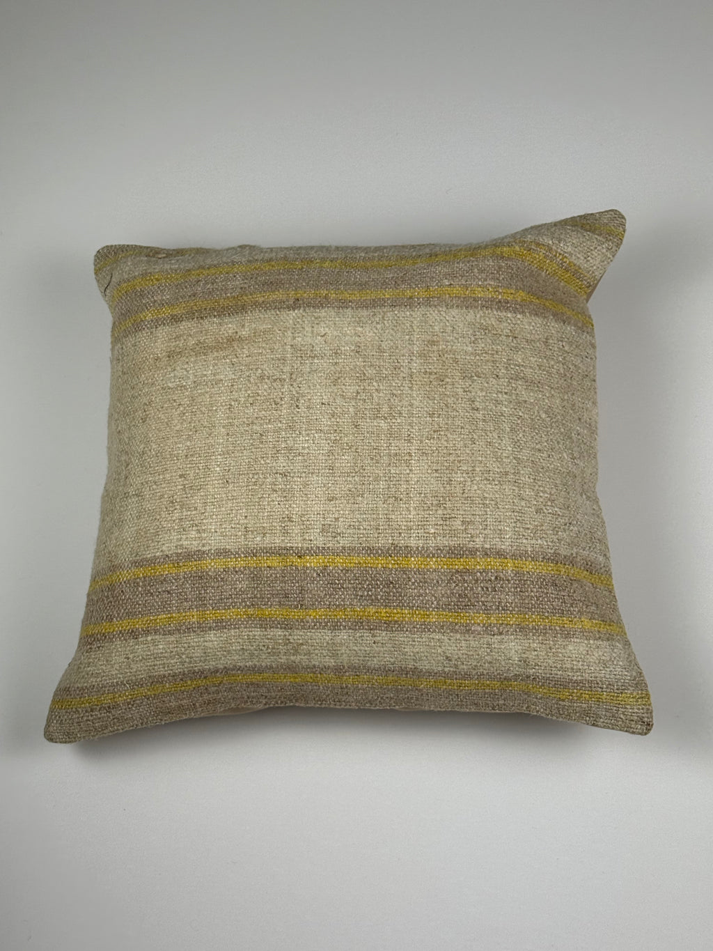 Kelim pudebetræk 45x45 i beige og gul, håndsyet af vintage kelimtæppe