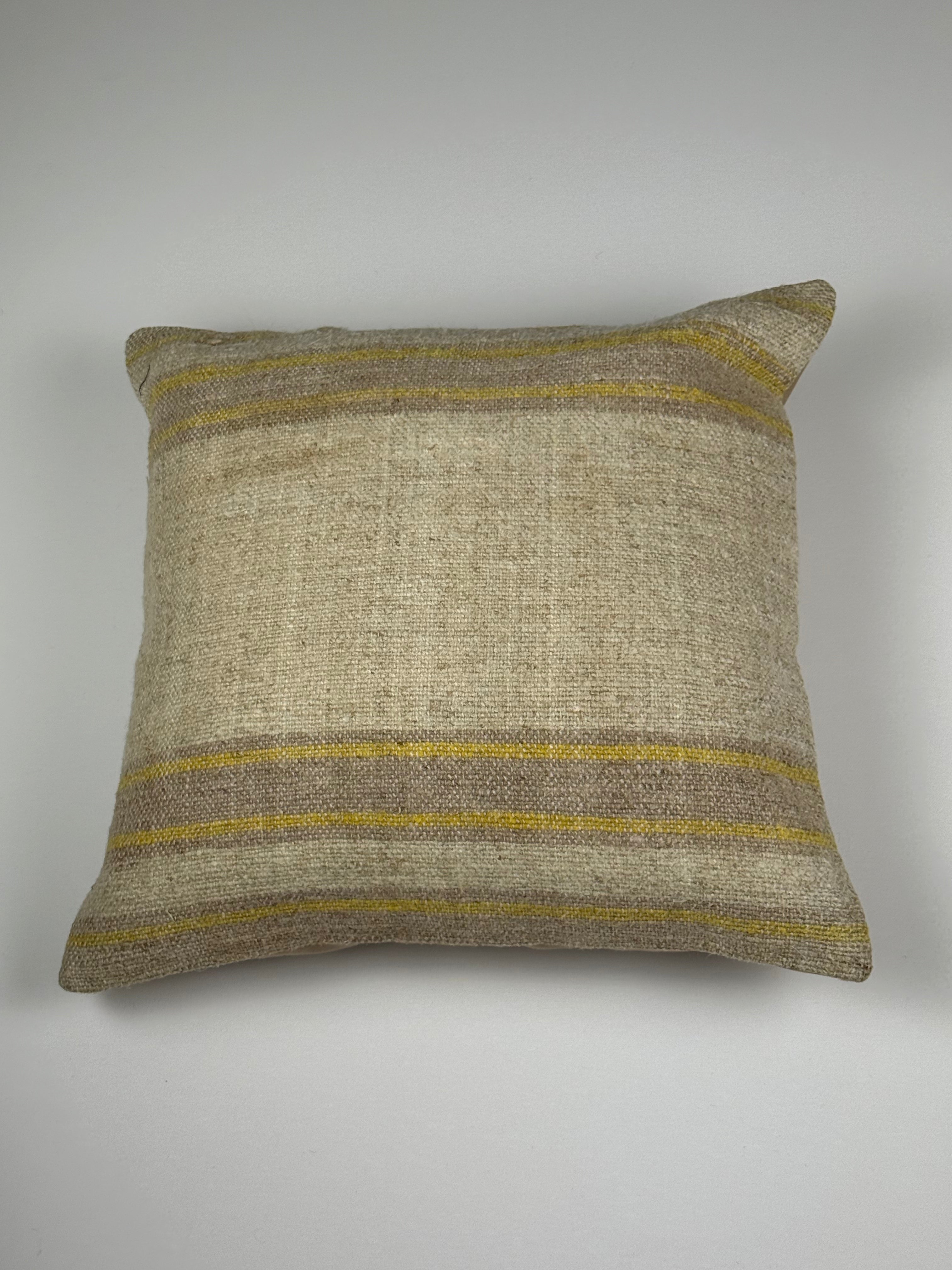 Kelim pudebetræk 45x45 i beige og gul, håndsyet af vintage kelimtæppe