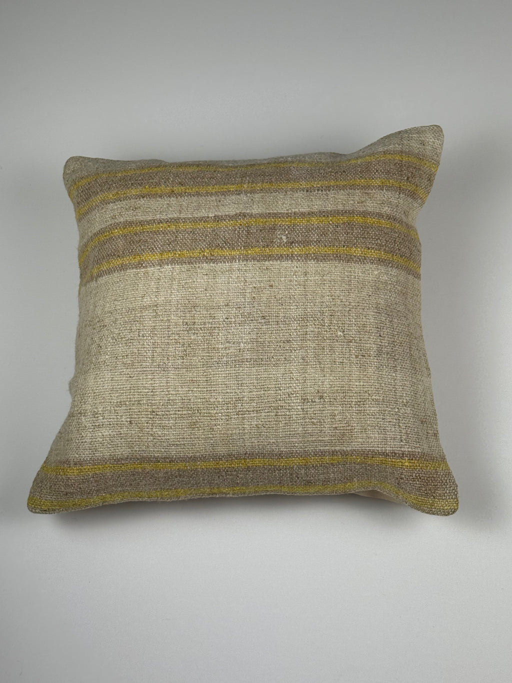 Kelim pudebetræk 45x45 i beige og gul med striber, håndsyet af vintage kelimtæppe
