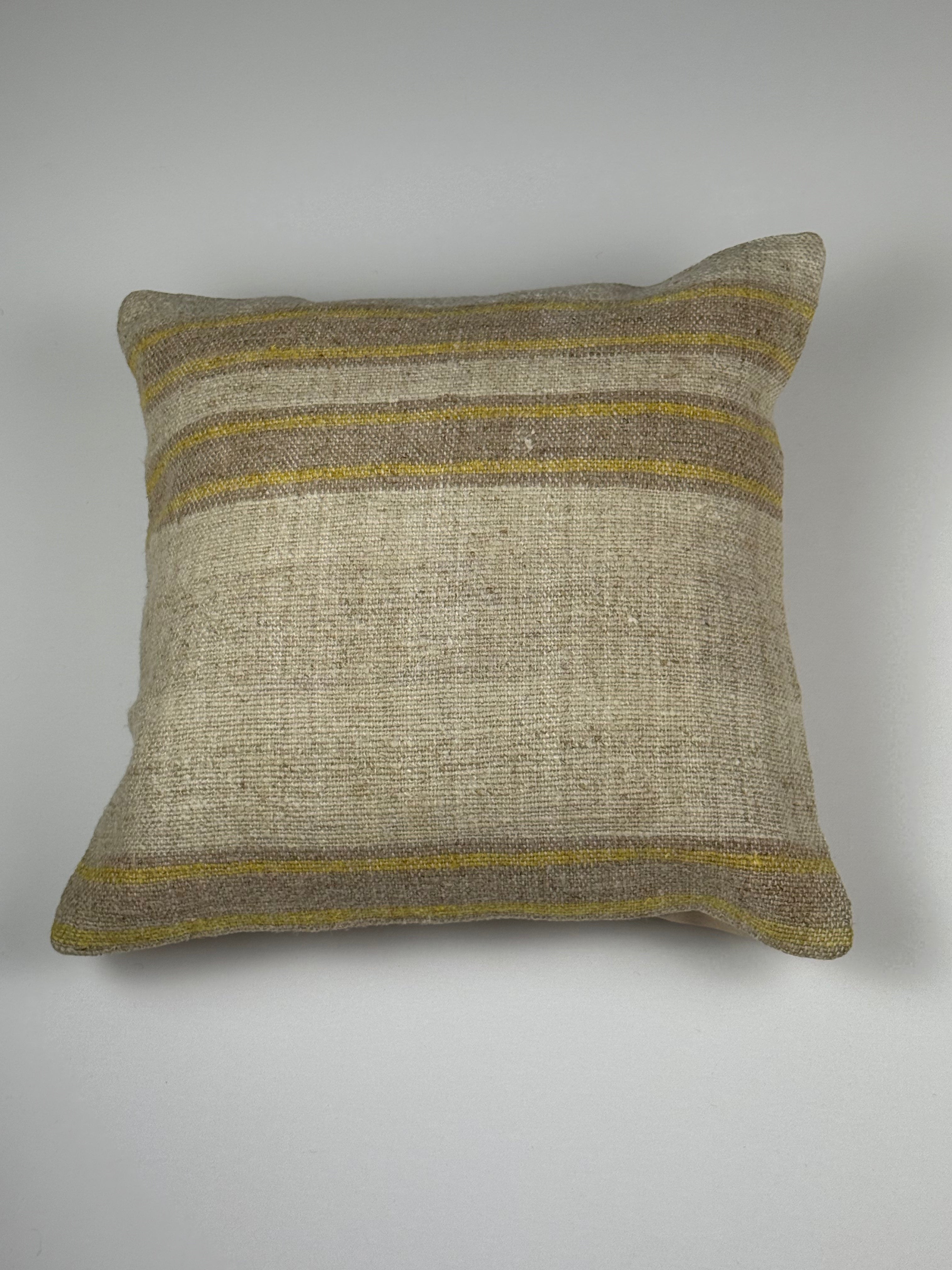 Kelim pudebetræk 45x45 i beige og gul med striber, håndsyet af vintage kelimtæppe