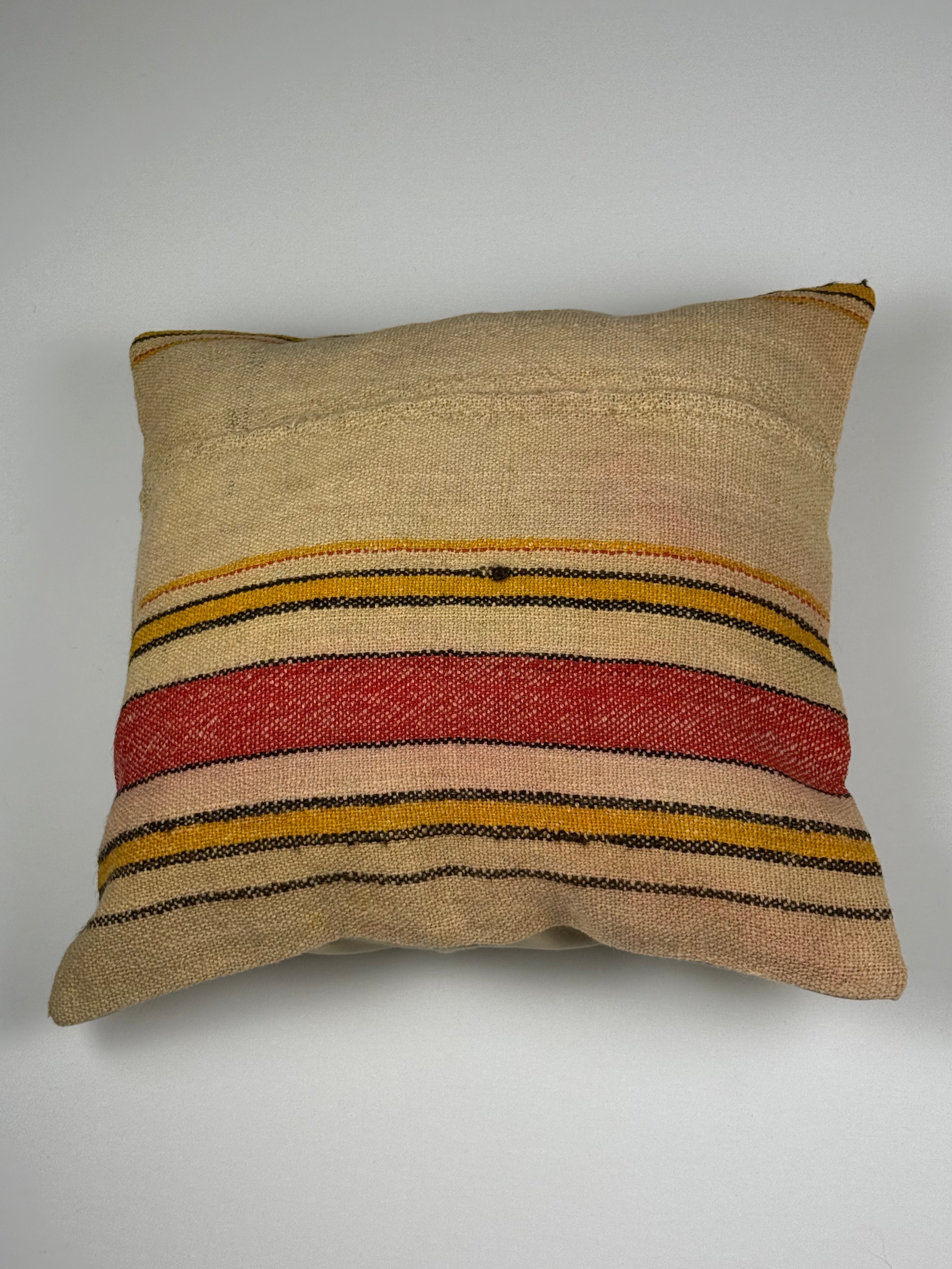 Kelim pudebetræk 45x45 i beige, gul og rød, håndsyet af vintage kelimtæppe
